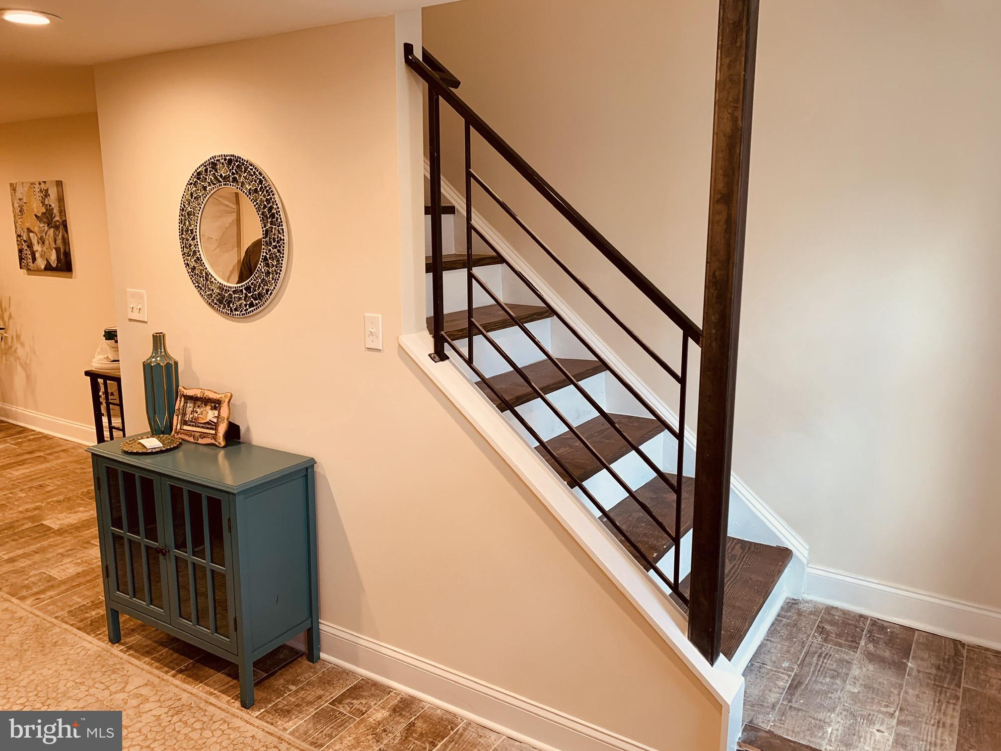 QUEEN VILLAGE - Residential