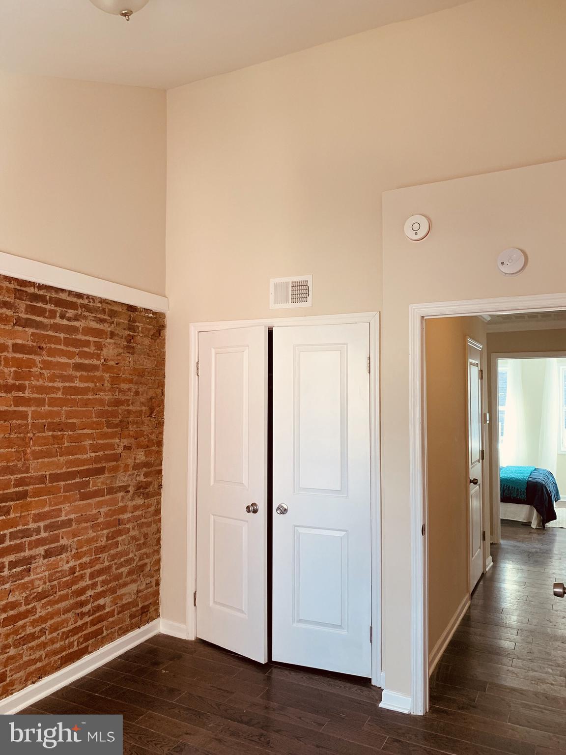QUEEN VILLAGE - Residential