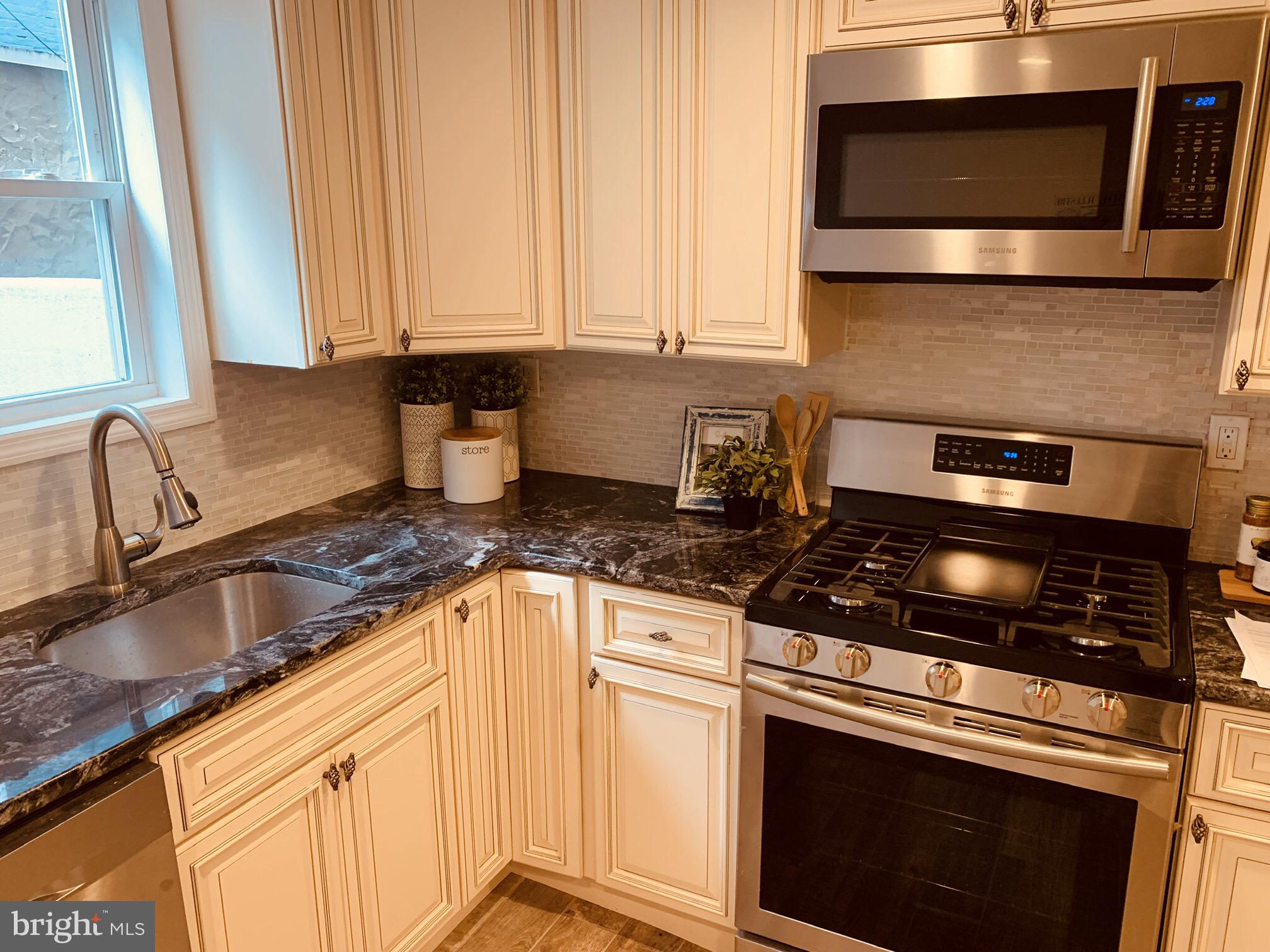 QUEEN VILLAGE - Residential