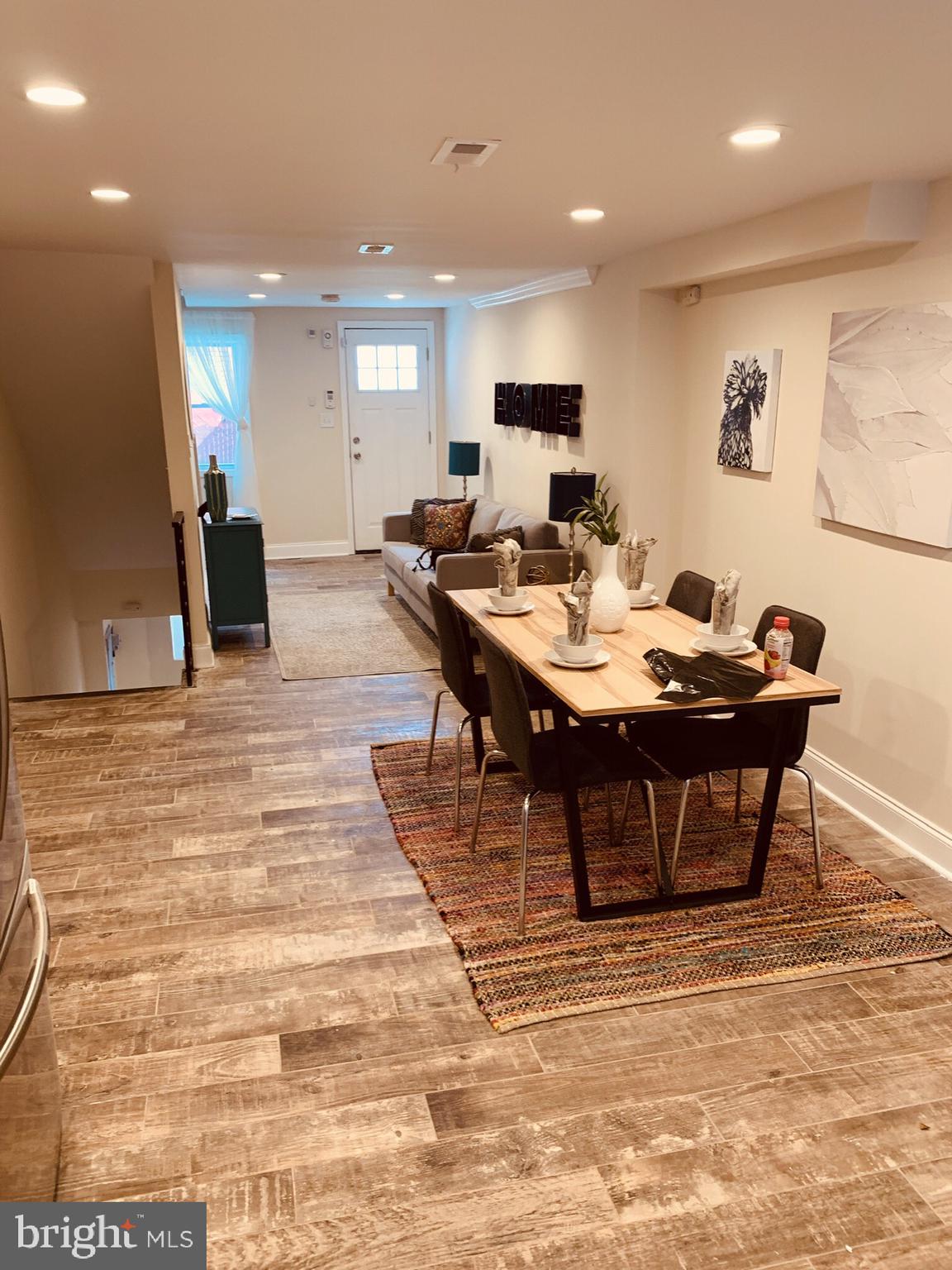 QUEEN VILLAGE - Residential