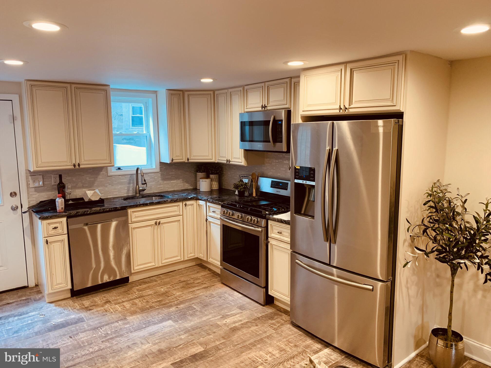 QUEEN VILLAGE - Residential