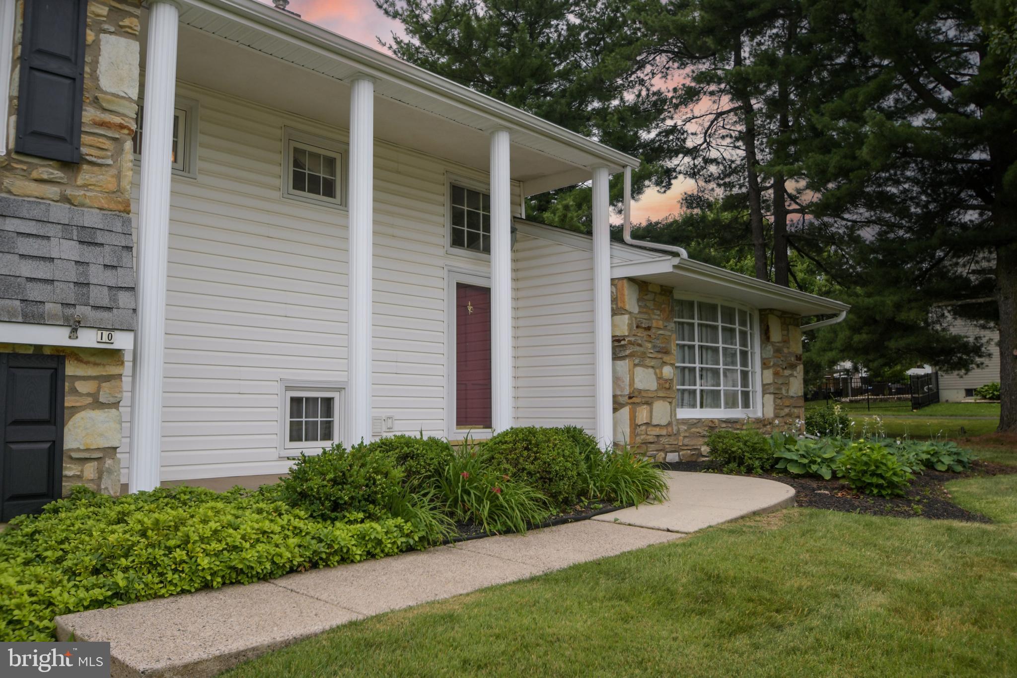 10 SUMMIT AVENUE E