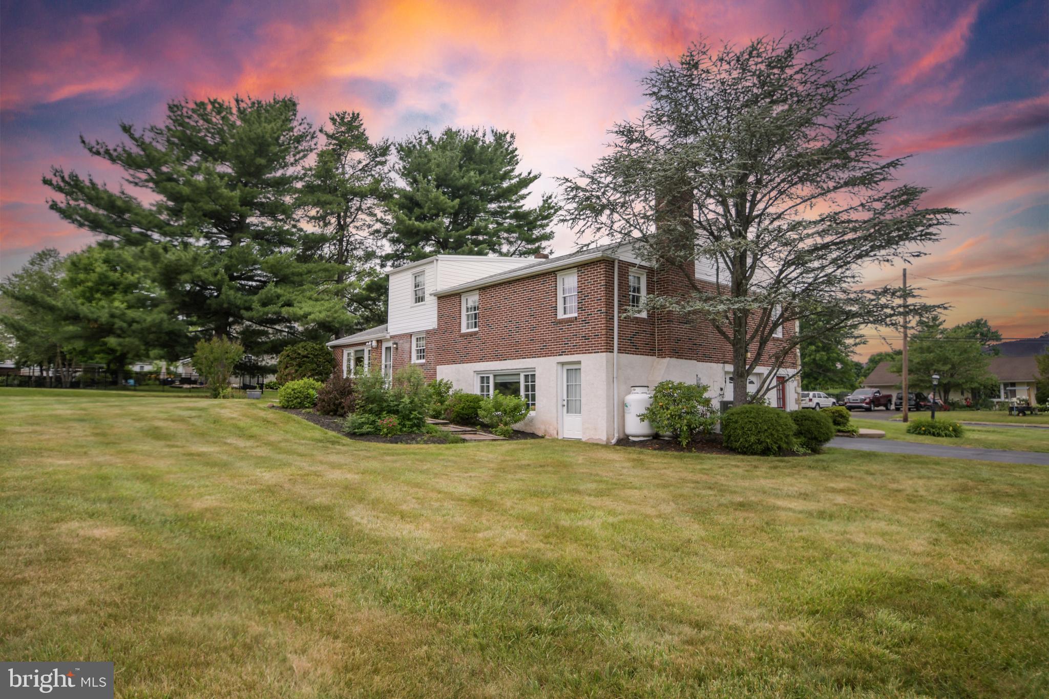 10 SUMMIT AVENUE E