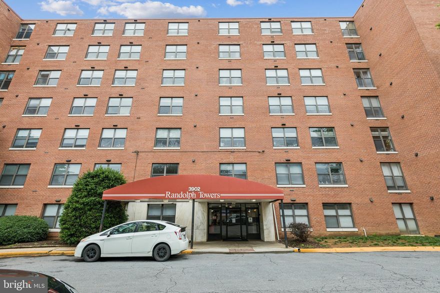 Great Opportunity in Washington, DC – Under $200K! Subject to third party approval.  Welcome to Unit #116 in 3902 14th Street featuring 1 bedroom, 1 den to use as an extra room or office space and 1 full bath. This home is located in the heart of 14th Street in northwest DC. Walking distance to various restaurants and nightlife in the area. Accessible to bus stops and only a few minutes away from Columbia Heights metro station. Do not miss the opportunity to call this unit home