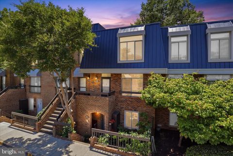 Condo For Sale - 656 15th Street #2<br/> ARLINGTON, VA 22202