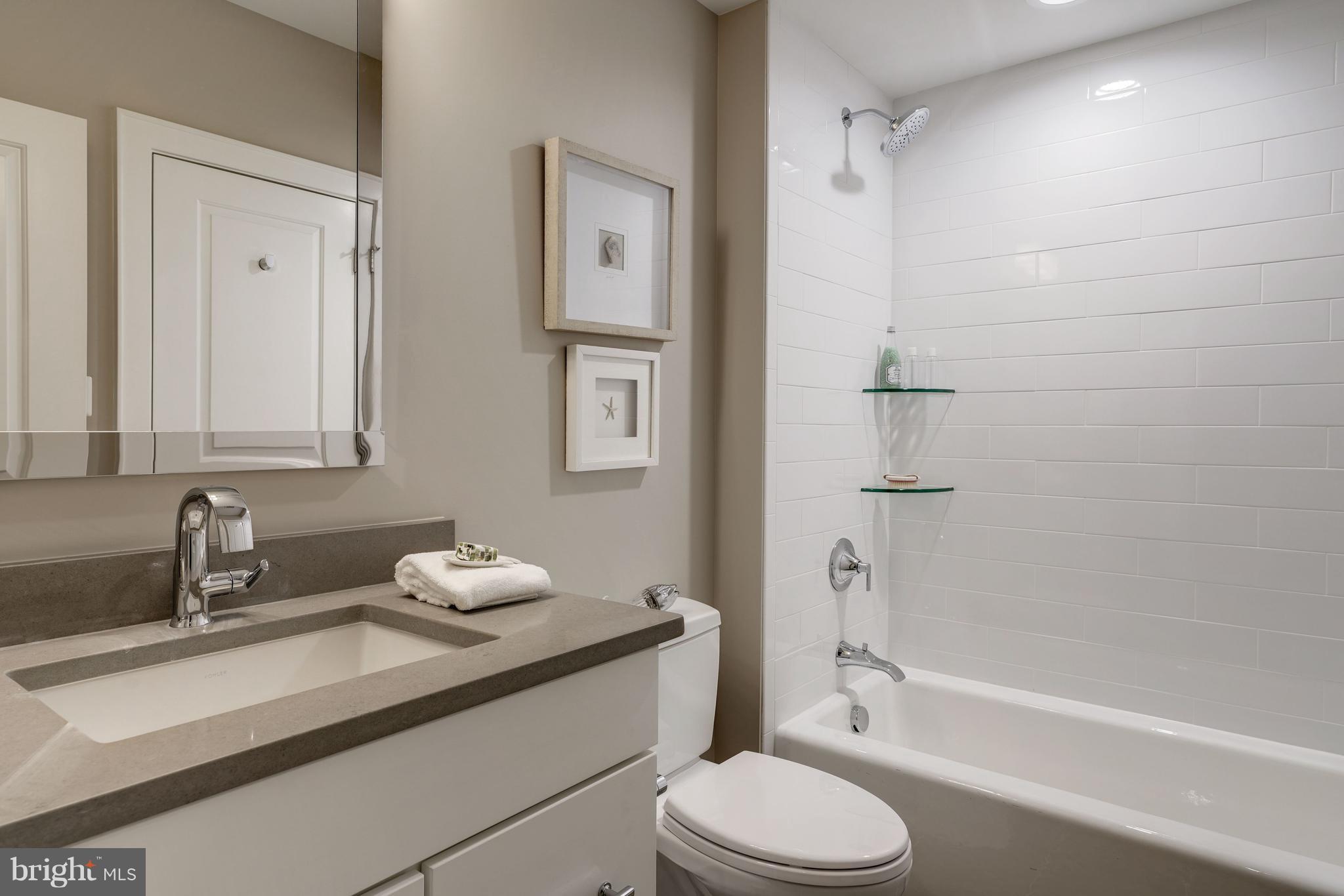 COUNTRY CLUB - Residential