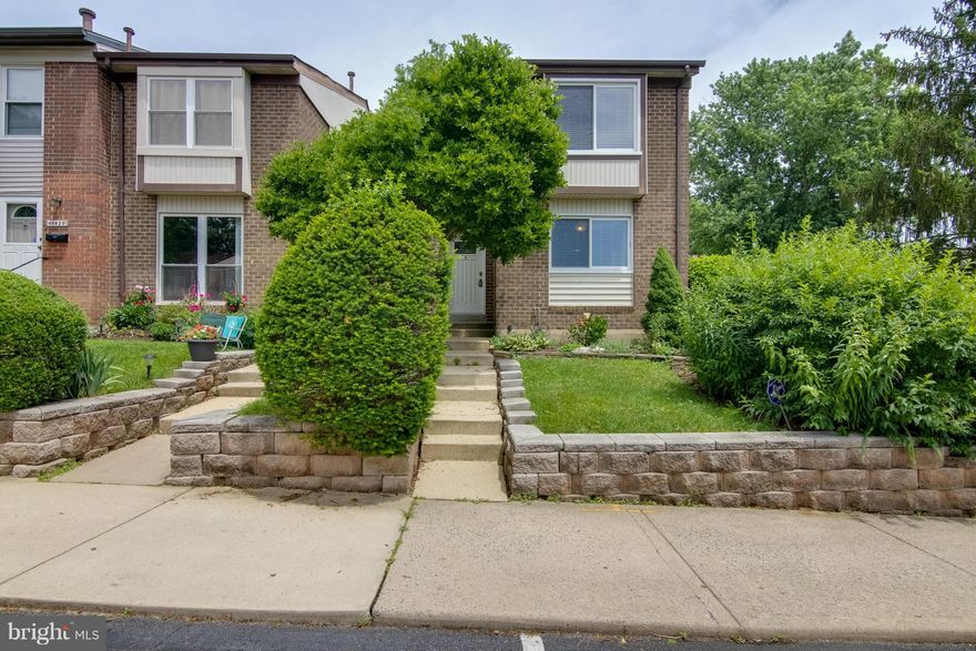 Large townhouse style condo with 3 bedrooms, 2.5 baths.  Beautiful hardwood floors and updated kitchen to include updated cabinetry, appliances and granite counters.  Bathrooms have been updated and newer paint and carpet. Fantastic location- close to all major commuting routes and exception value  for the price.