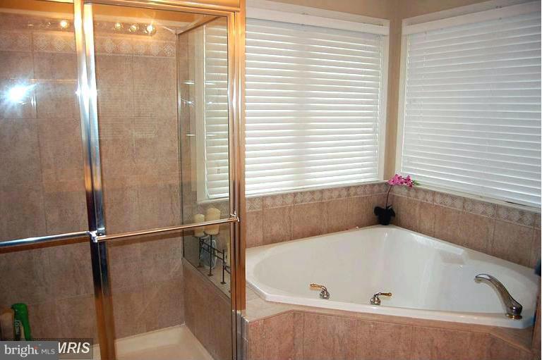 FAIRFAX CENTER LANDBAY - Residential Lease