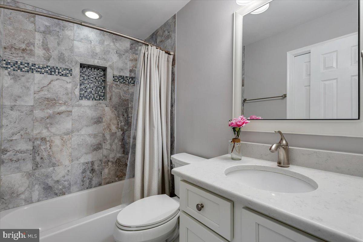 HAMPTON POINTE - Residential