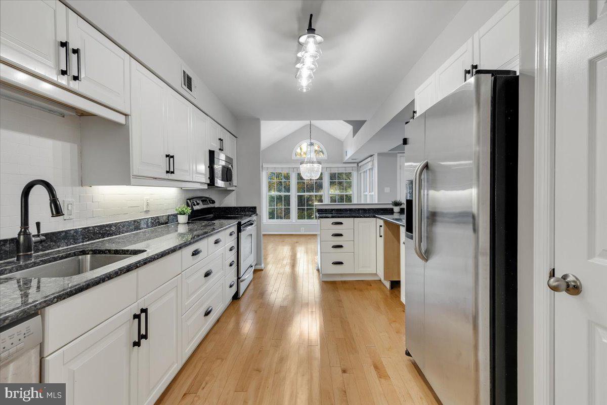 HAMPTON POINTE - Residential