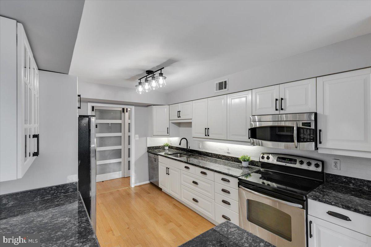 HAMPTON POINTE - Residential