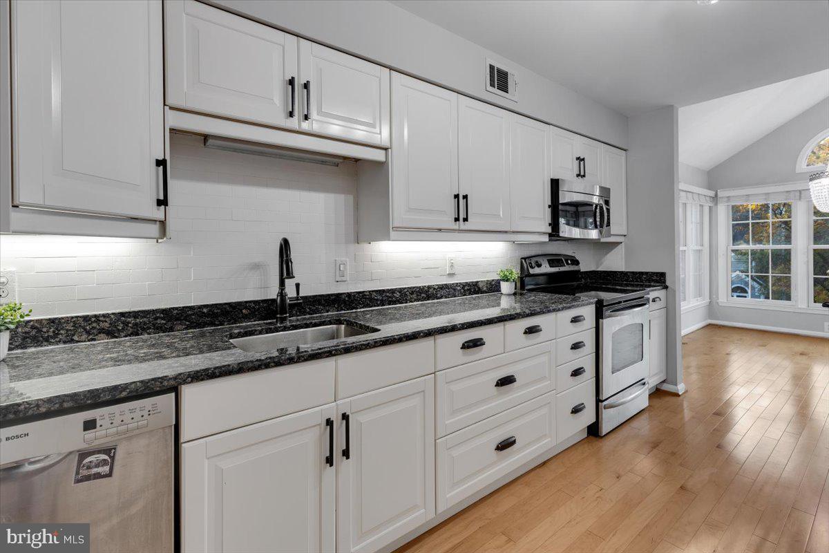 HAMPTON POINTE - Residential