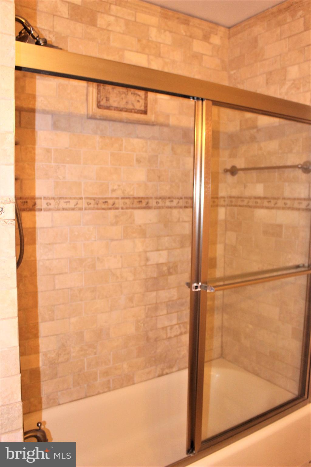 LEEDS SQUARE - Residential Lease