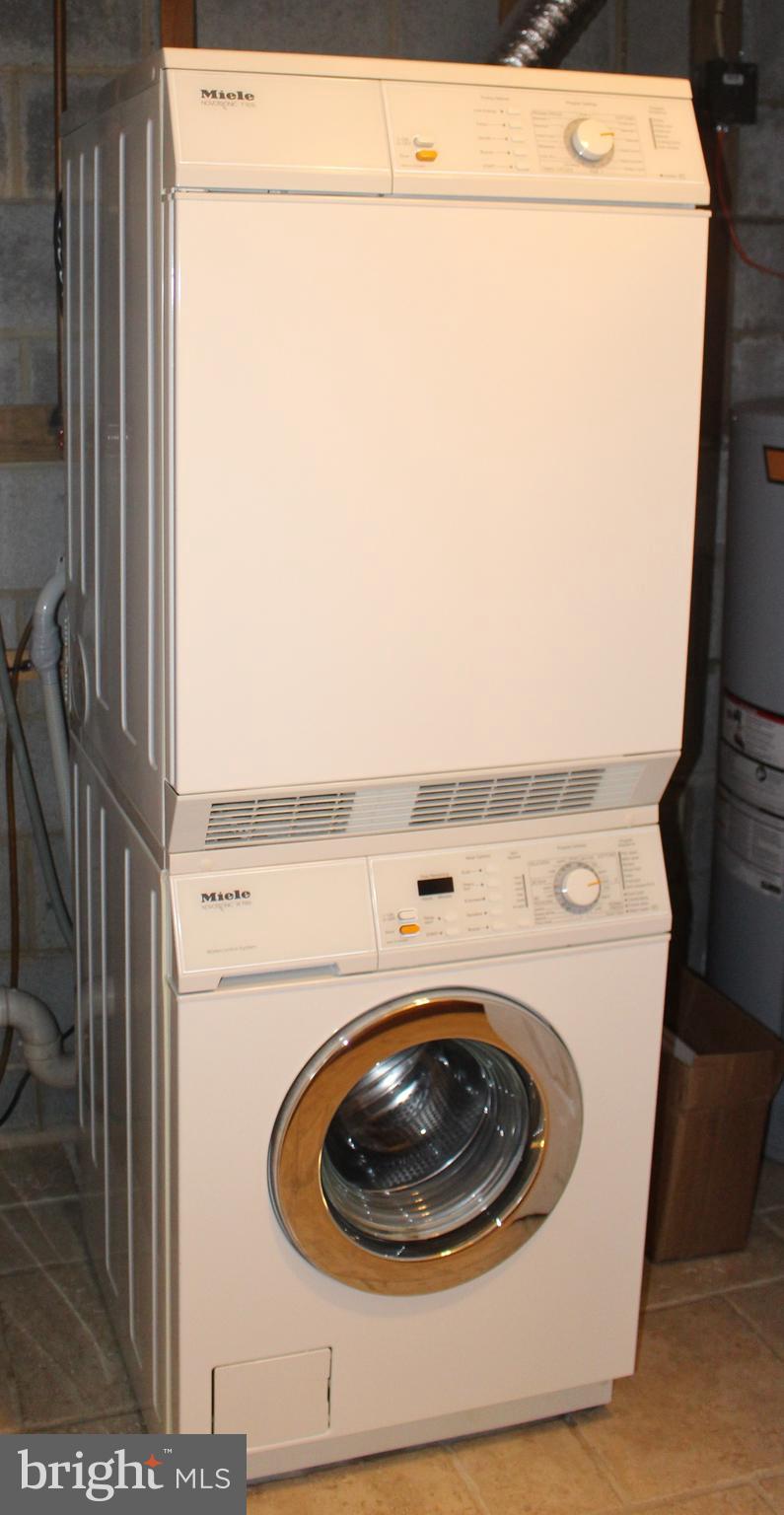 LEEDS SQUARE - Residential Lease