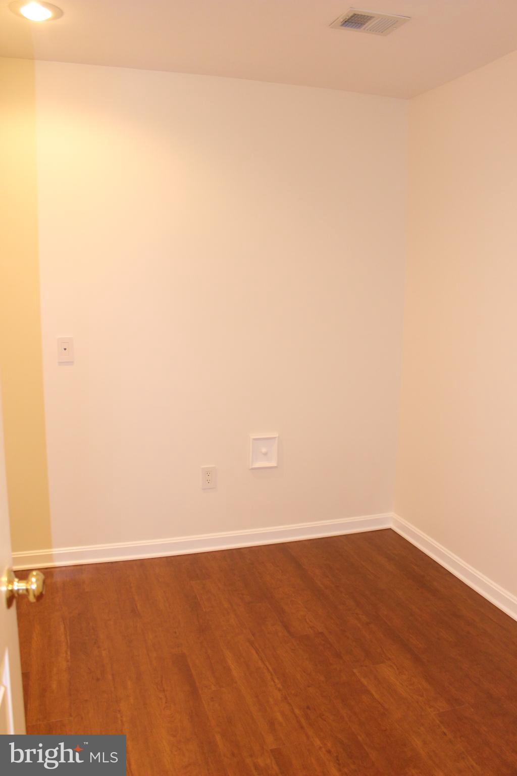 LEEDS SQUARE - Residential Lease