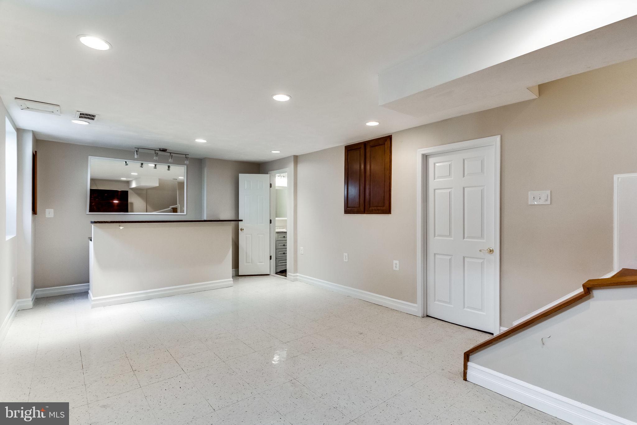 VILLA D ESTE VILLAGE - Residential Lease