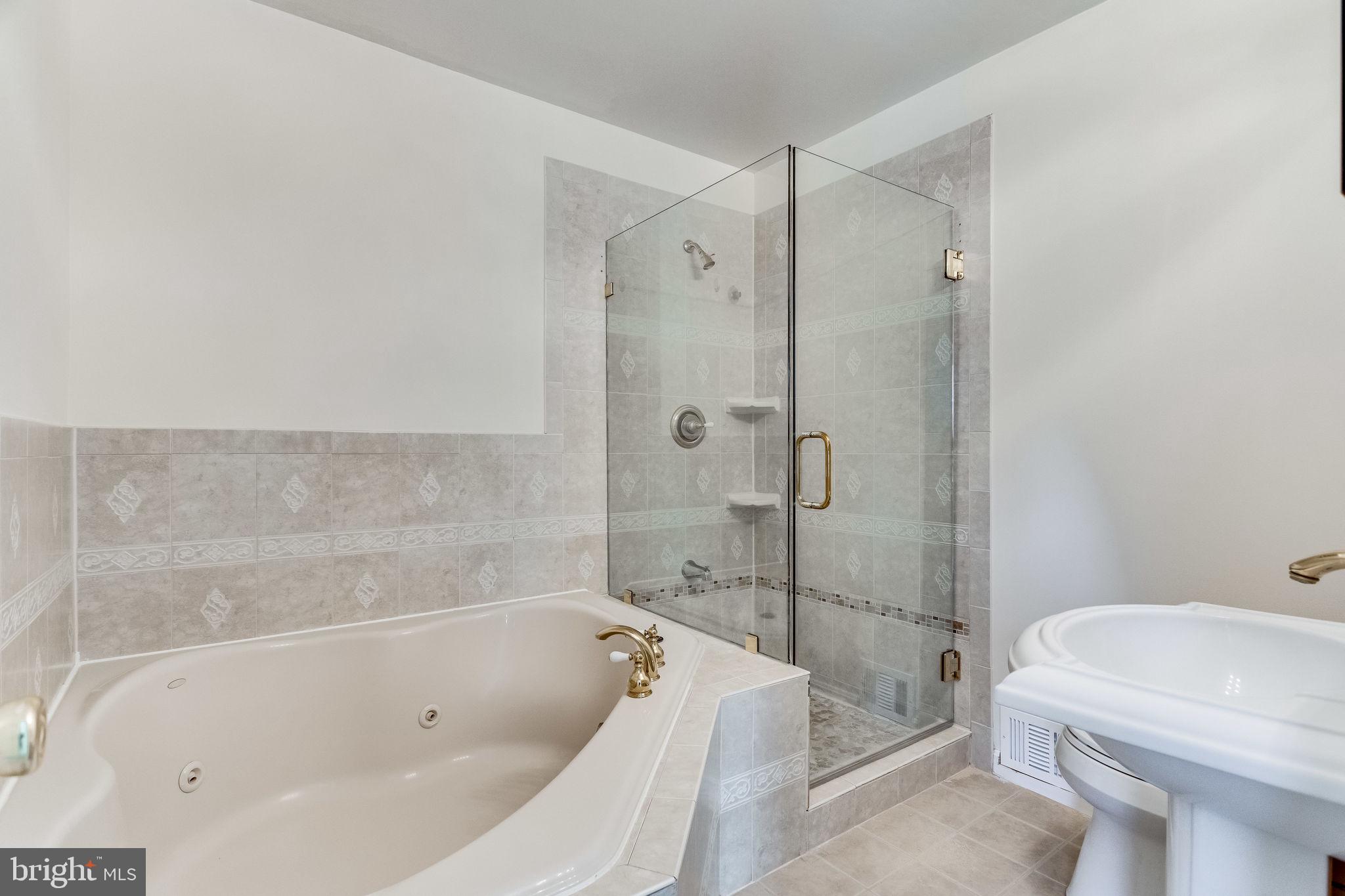 VILLA D ESTE VILLAGE - Residential Lease