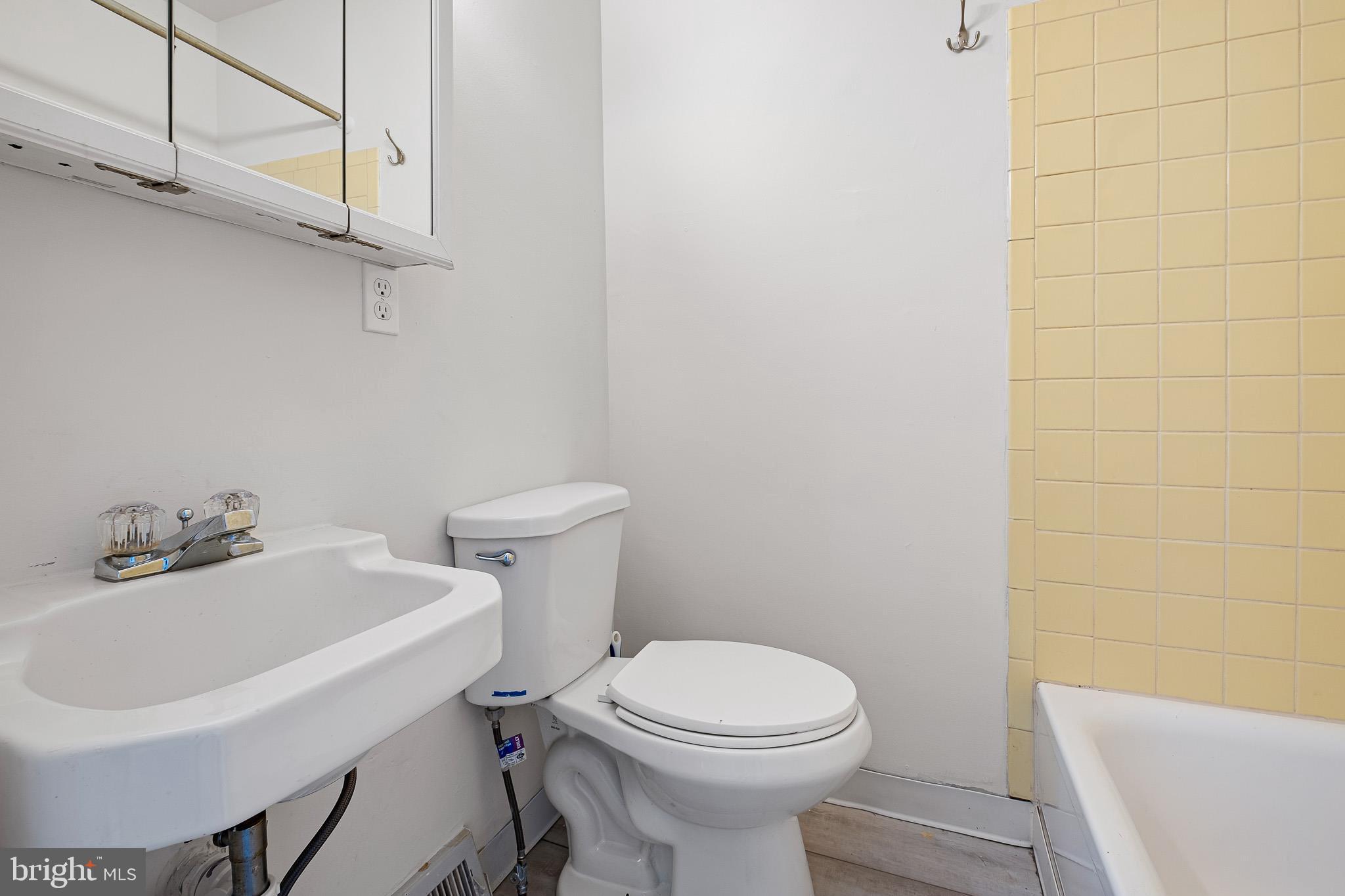 WILLIAMSBURG VIL - Residential