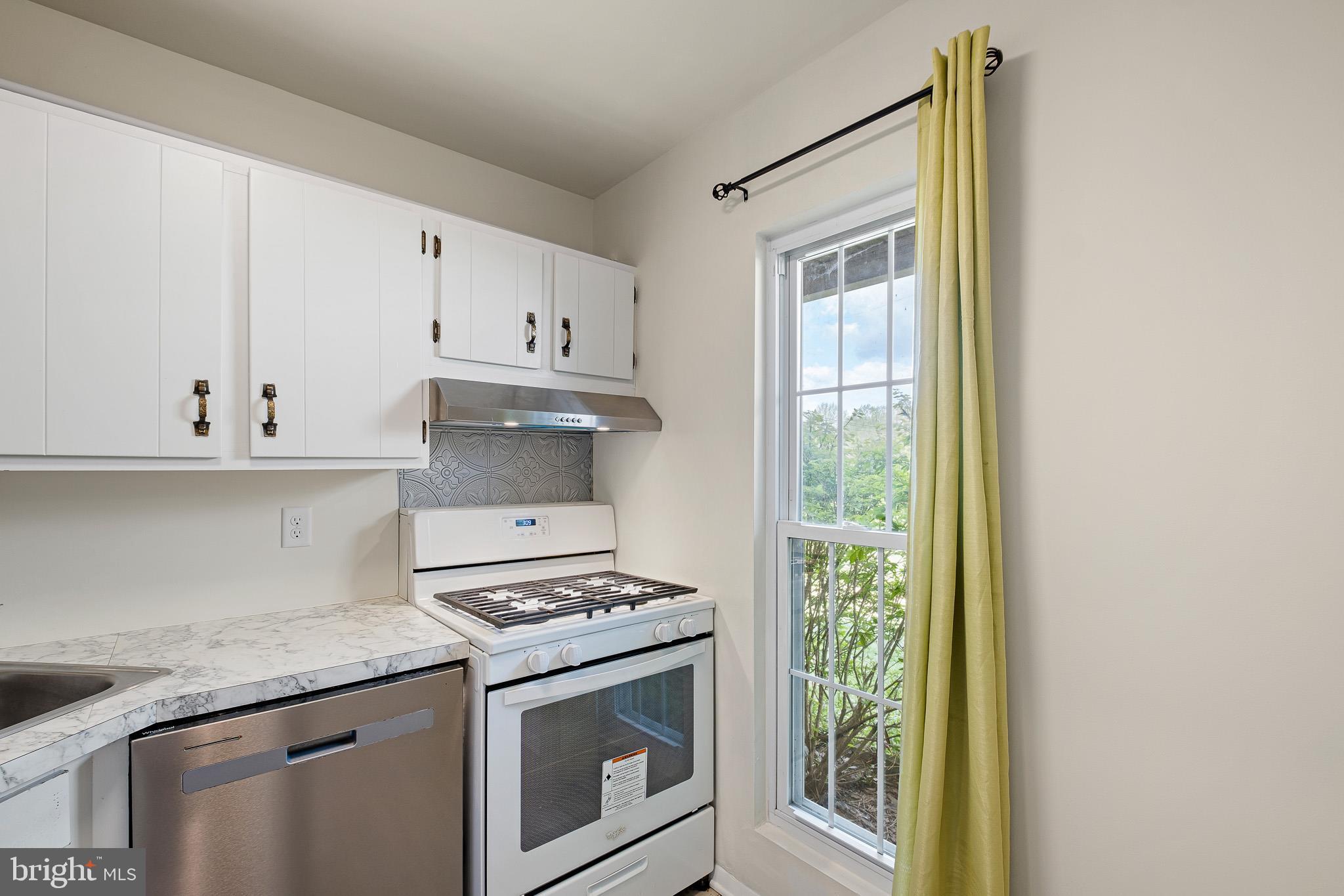 WILLIAMSBURG VIL - Residential