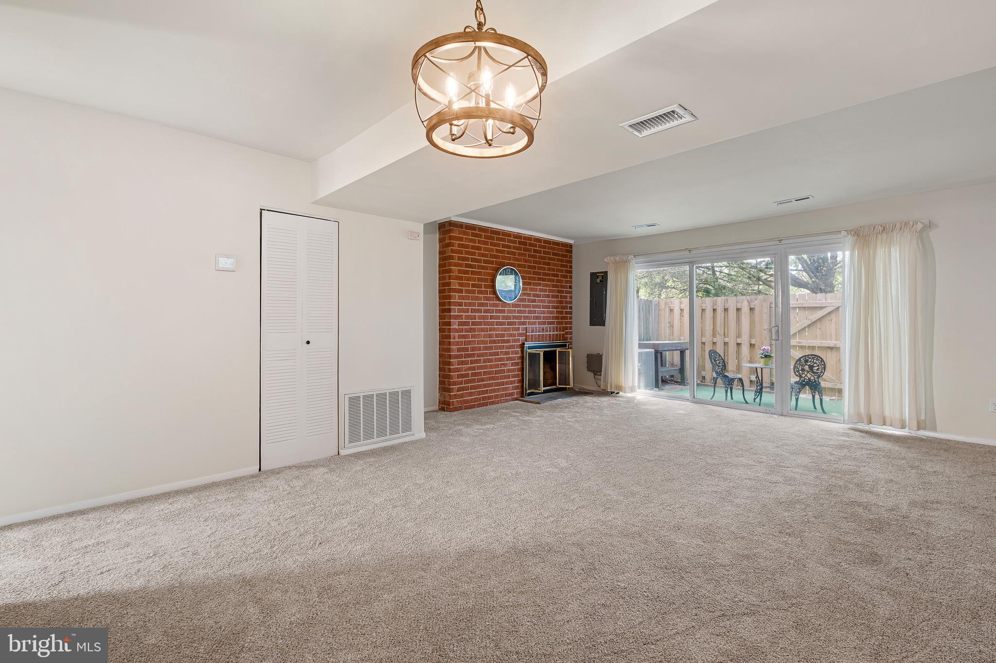 WILLIAMSBURG VIL - Residential