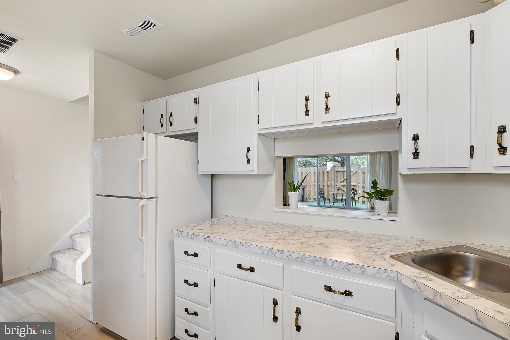 WILLIAMSBURG VIL - Residential