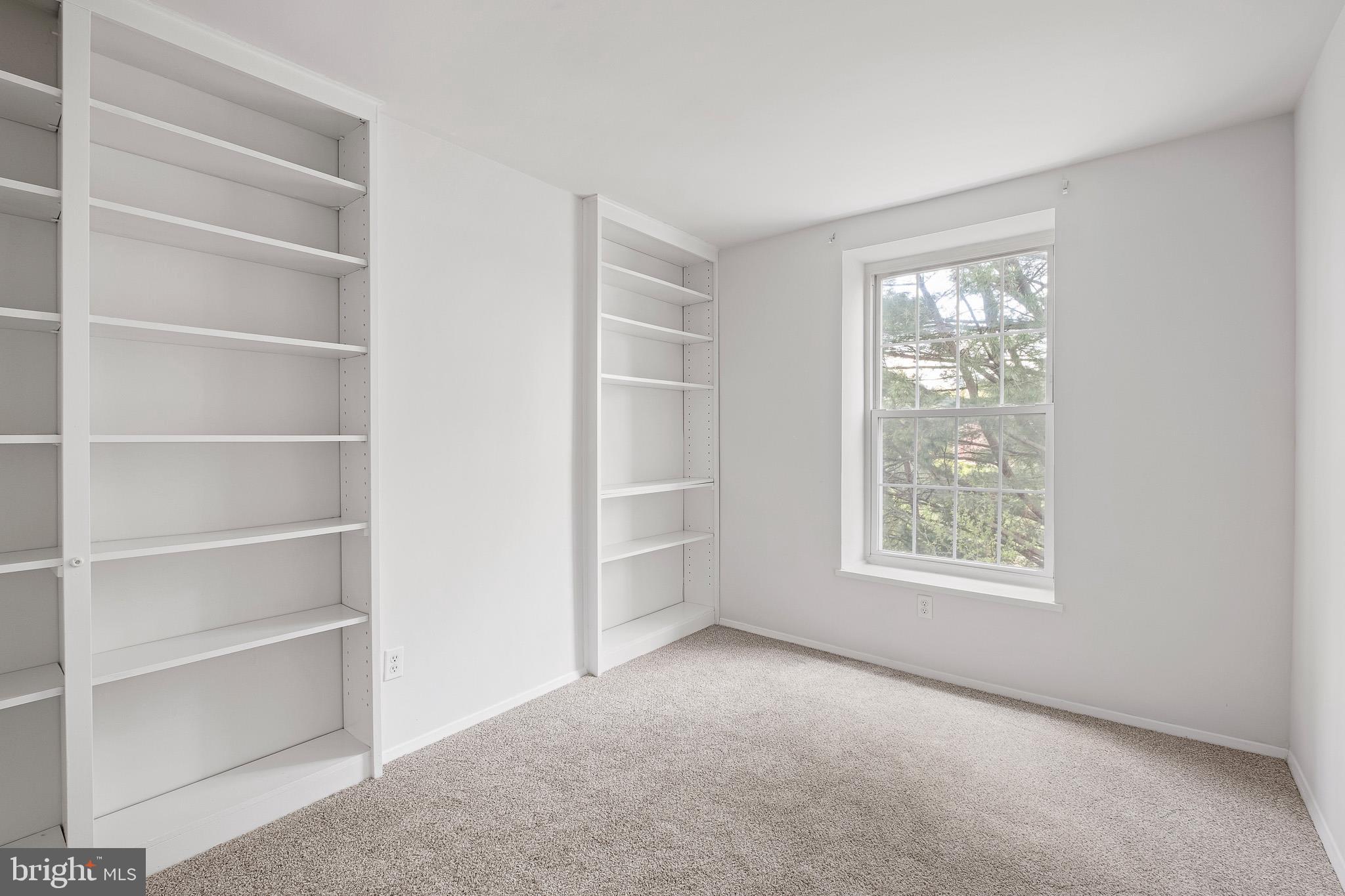 WILLIAMSBURG VIL - Residential