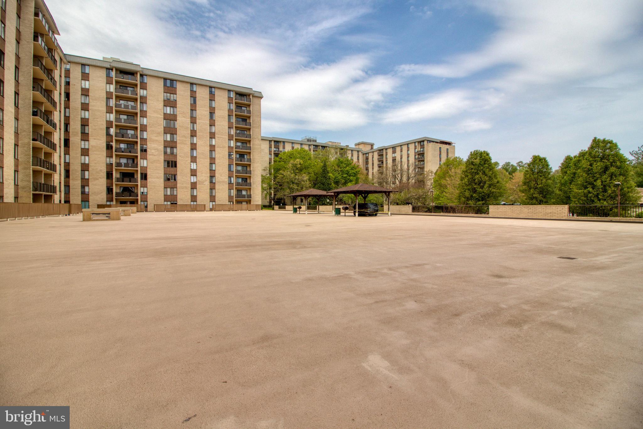 WOODLAKE TOWERS - Residential