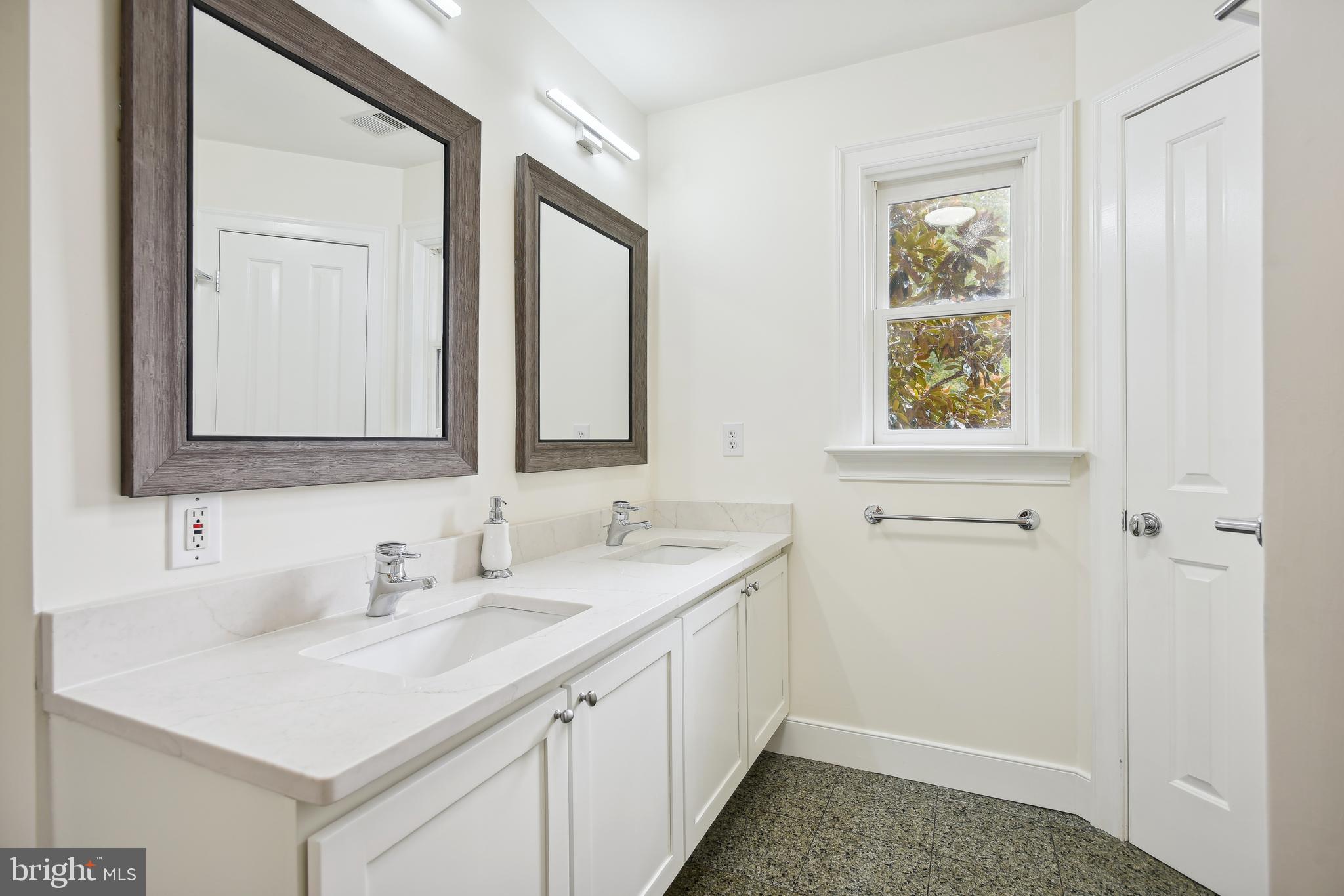 RIVERSCAPE - Residential Lease