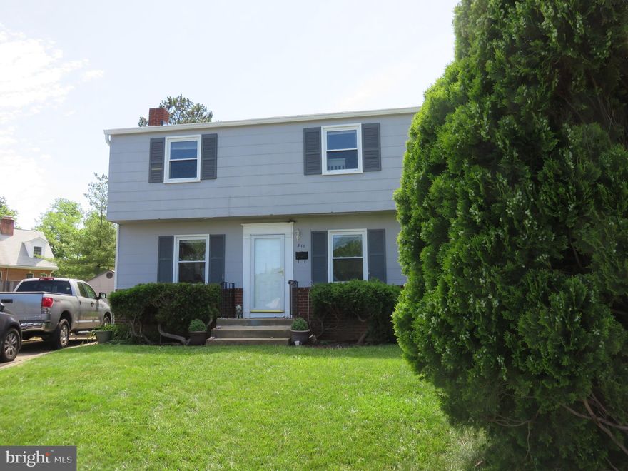 Detached home, great location!  Cul de sac one block to bike trail.  Walk or bike to Ballston (less than a mile) via Bluemont Trail and parkland steps away. 3 bedrooms, 1-1/2 baths, separate dining rm, large living rm, lower level rec, hobby or workout room.  Hardwood floors, driveway parking, huge fenced yard. Storage shed.  Not a prop mgmt rental. Pets case by case. No more than 2 incomes to qualify, no cosigners. Available July 15.   Face masks and proper distancing required for showings, no more than 2 people to accompany agent.