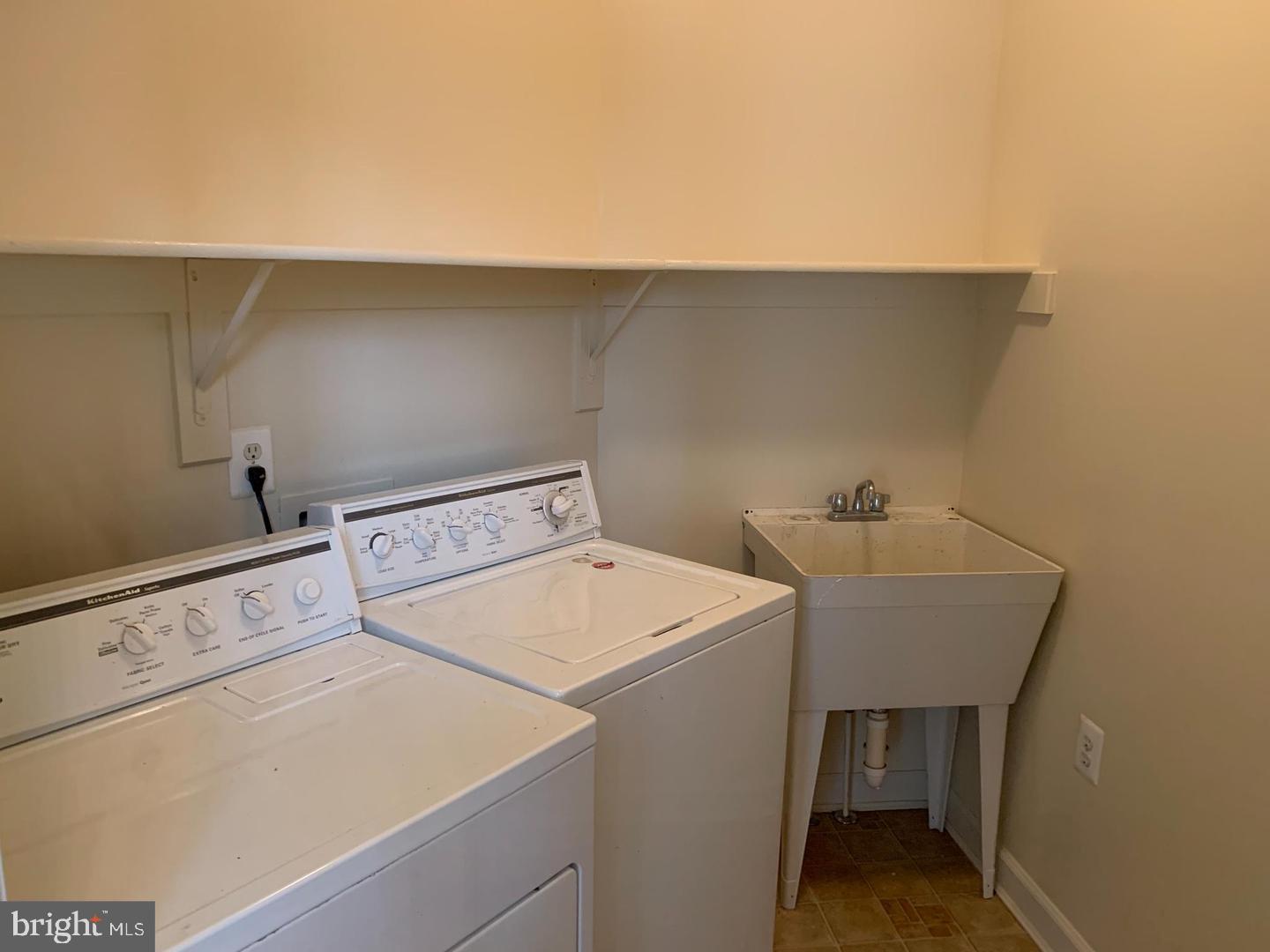 LORTON TOWN CNTR LANDBAY - Residential Lease