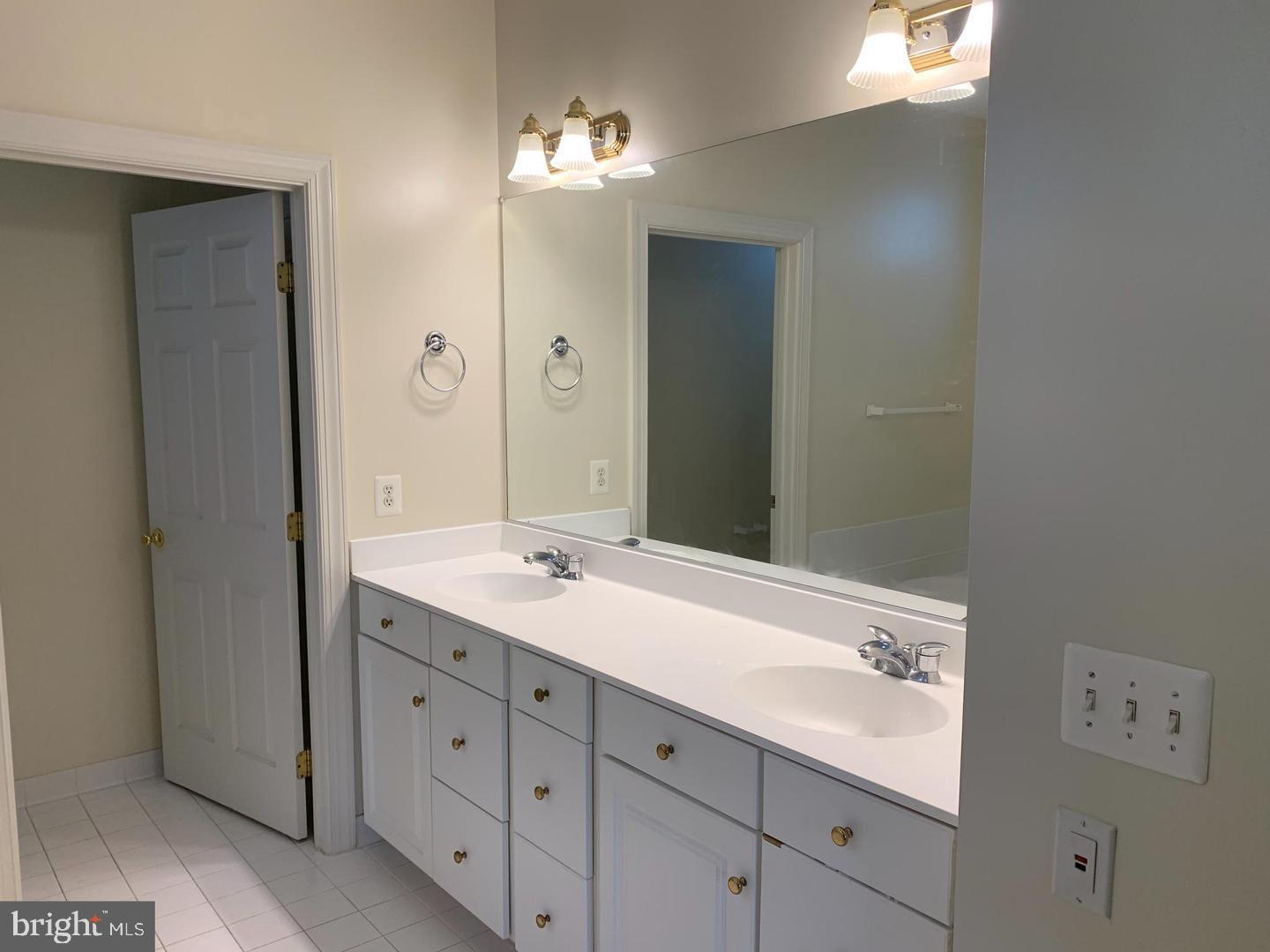 LORTON TOWN CNTR LANDBAY - Residential Lease