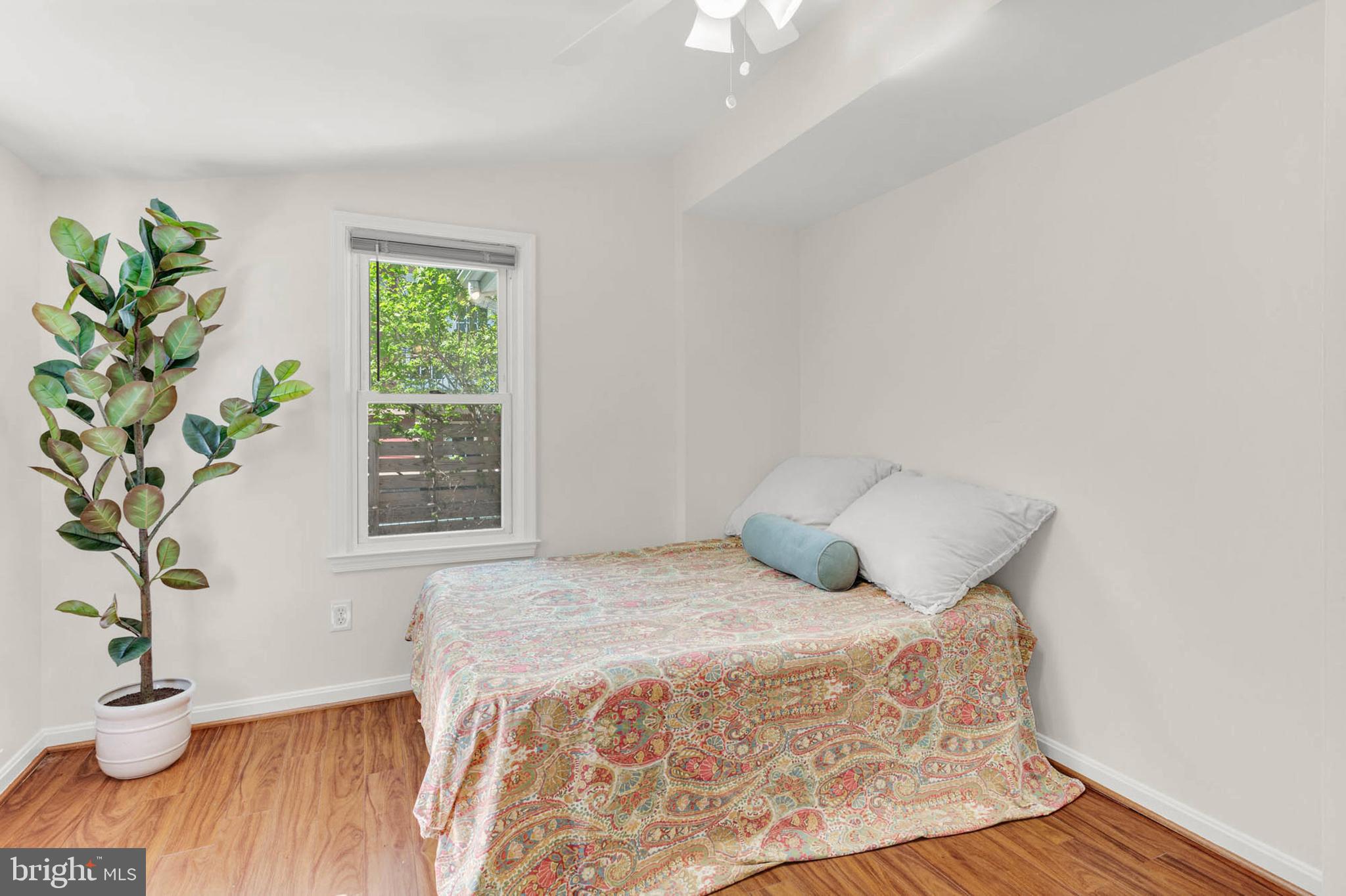 WOODLAND BEACH - Residential