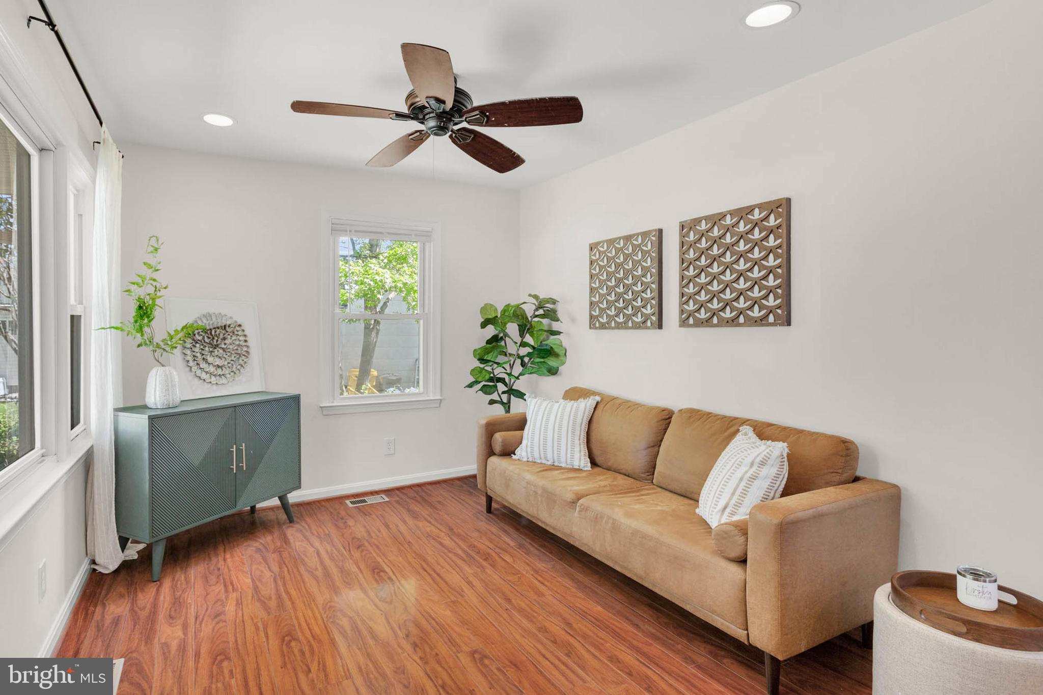 WOODLAND BEACH - Residential