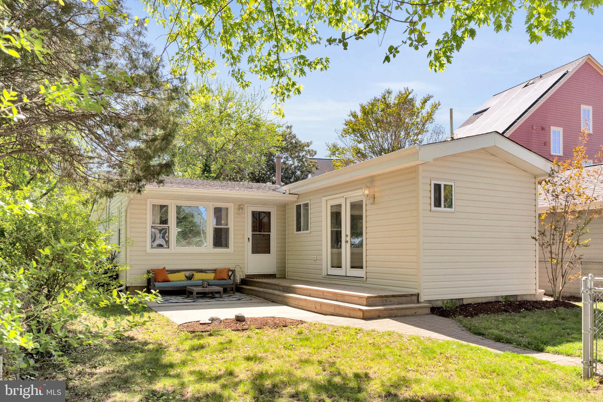 WOODLAND BEACH - Residential