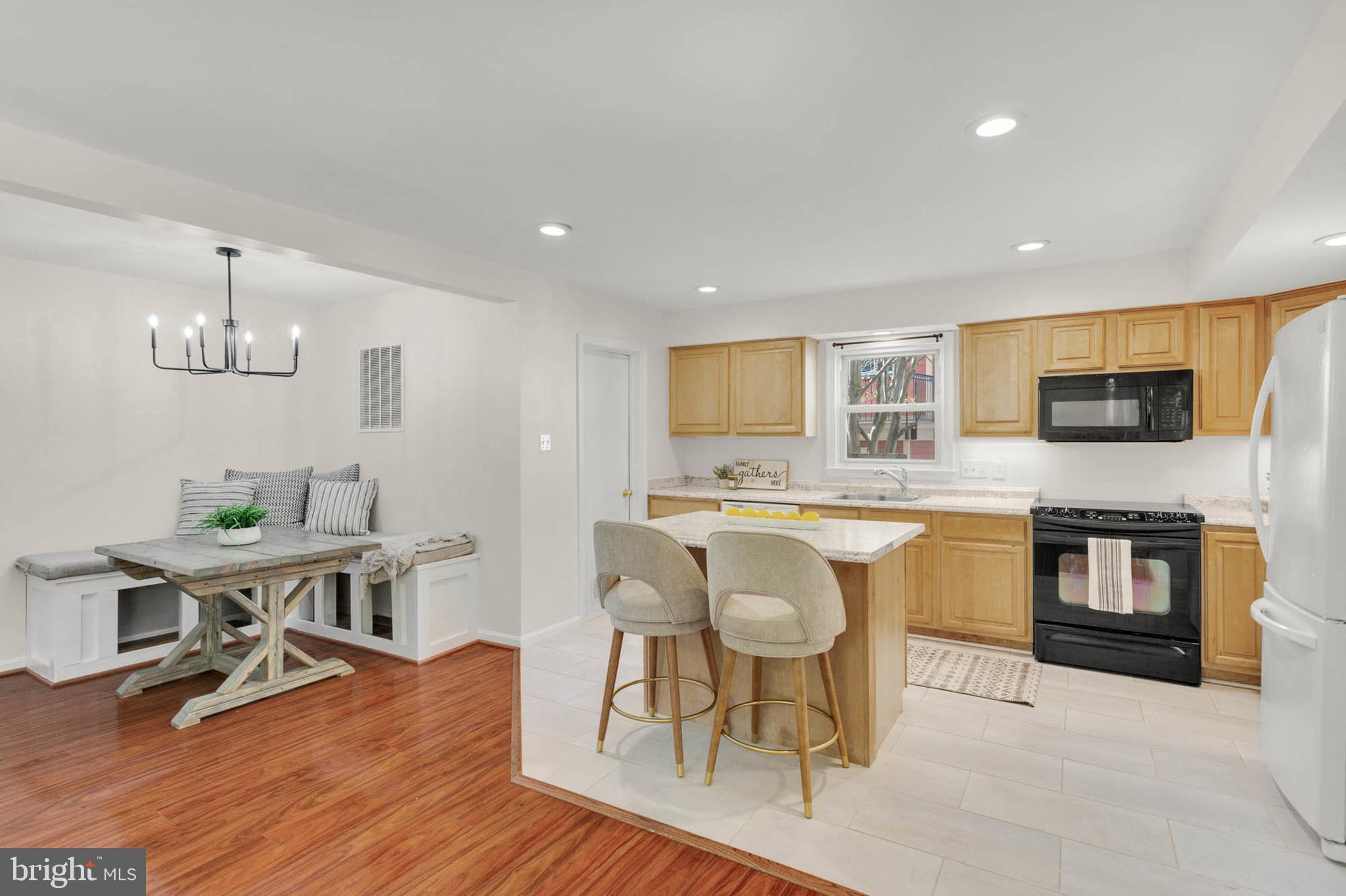 WOODLAND BEACH - Residential