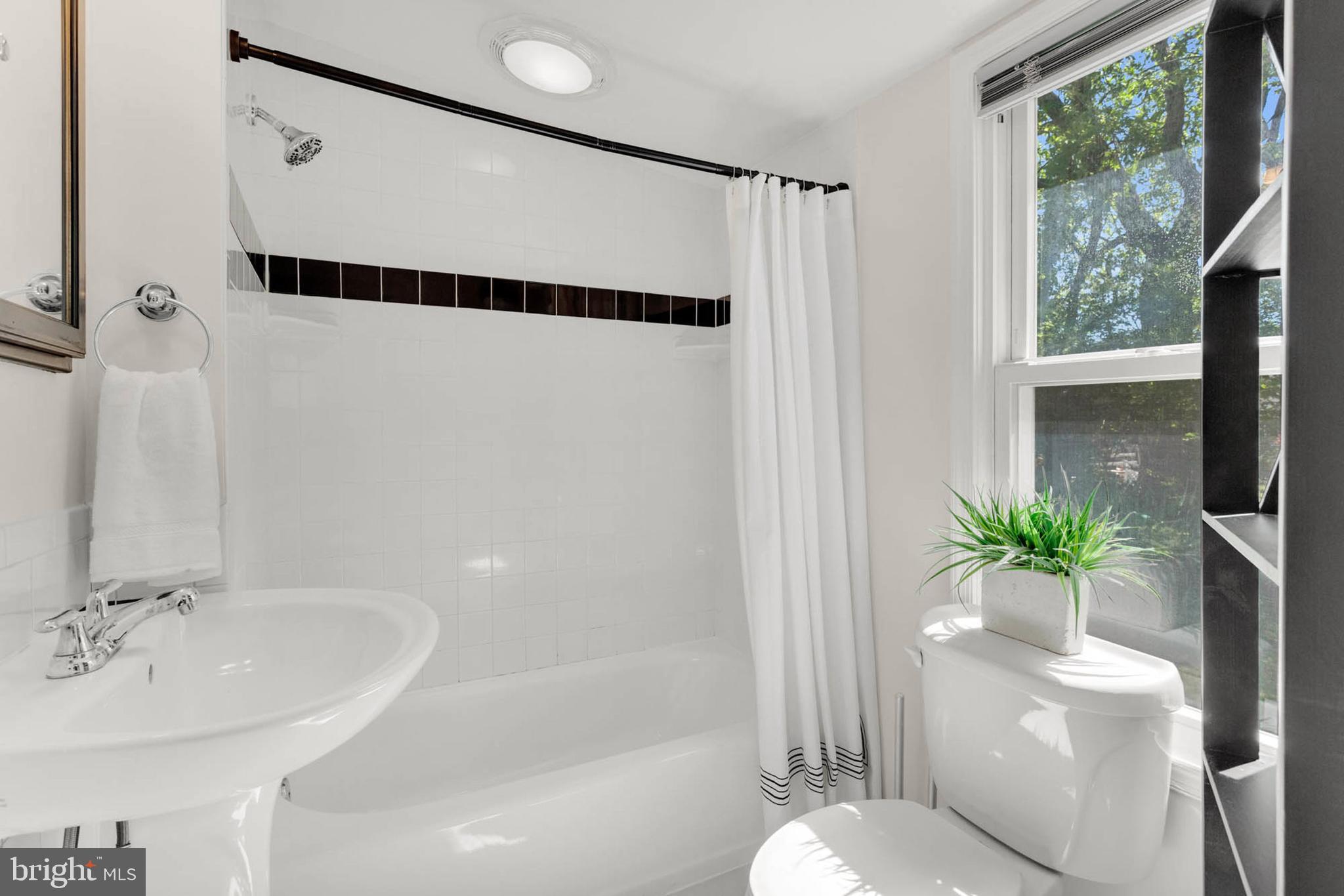 WOODLAND BEACH - Residential