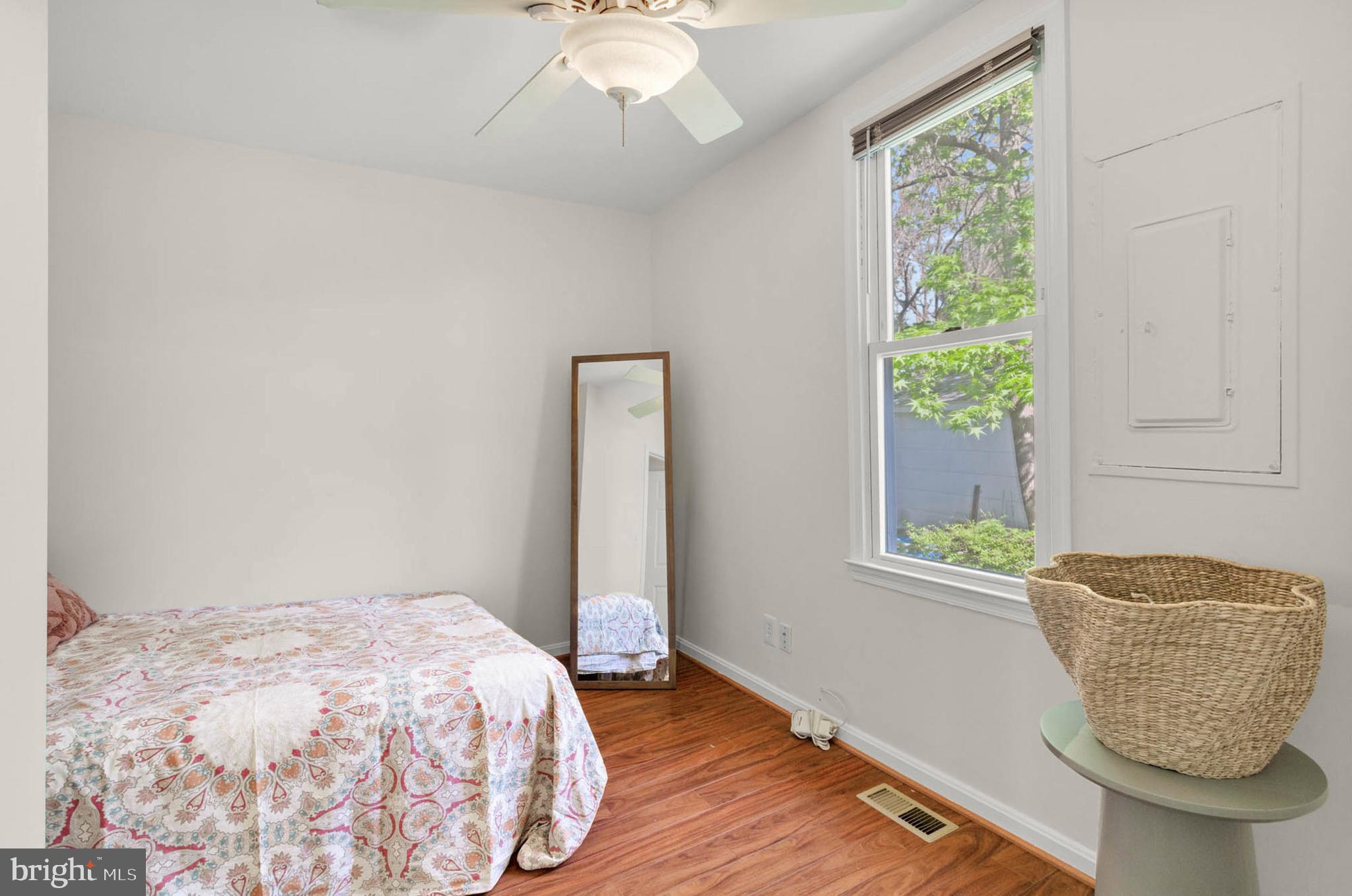 WOODLAND BEACH - Residential