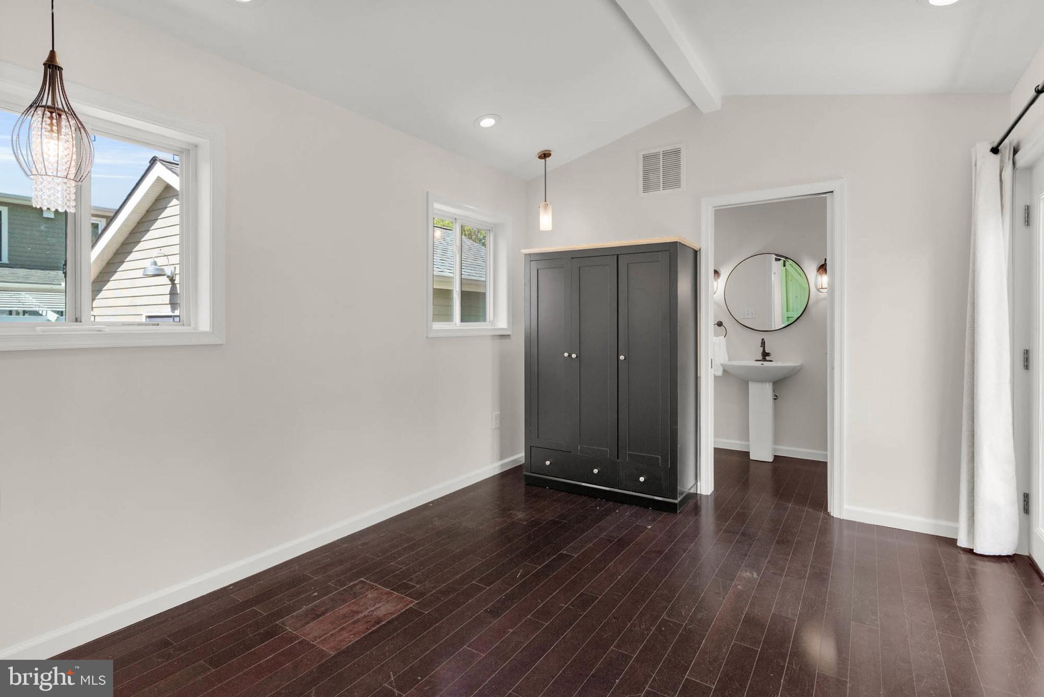 WOODLAND BEACH - Residential