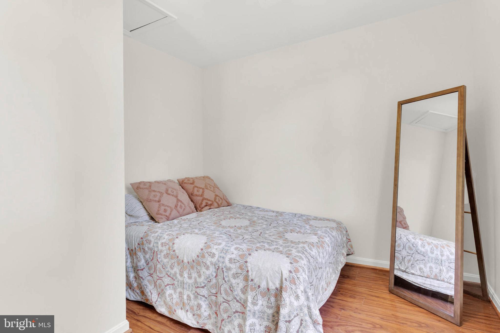 WOODLAND BEACH - Residential