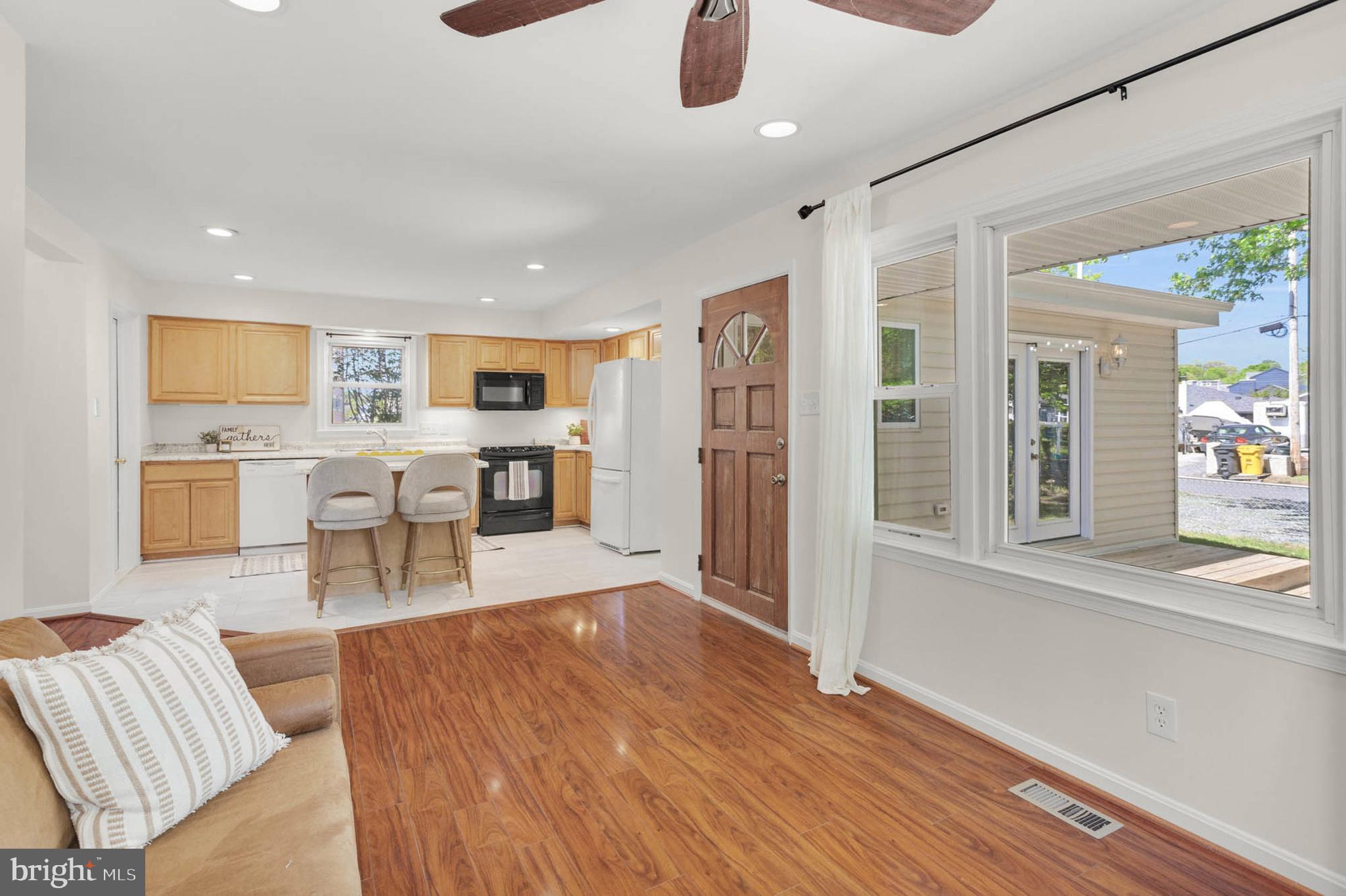 WOODLAND BEACH - Residential