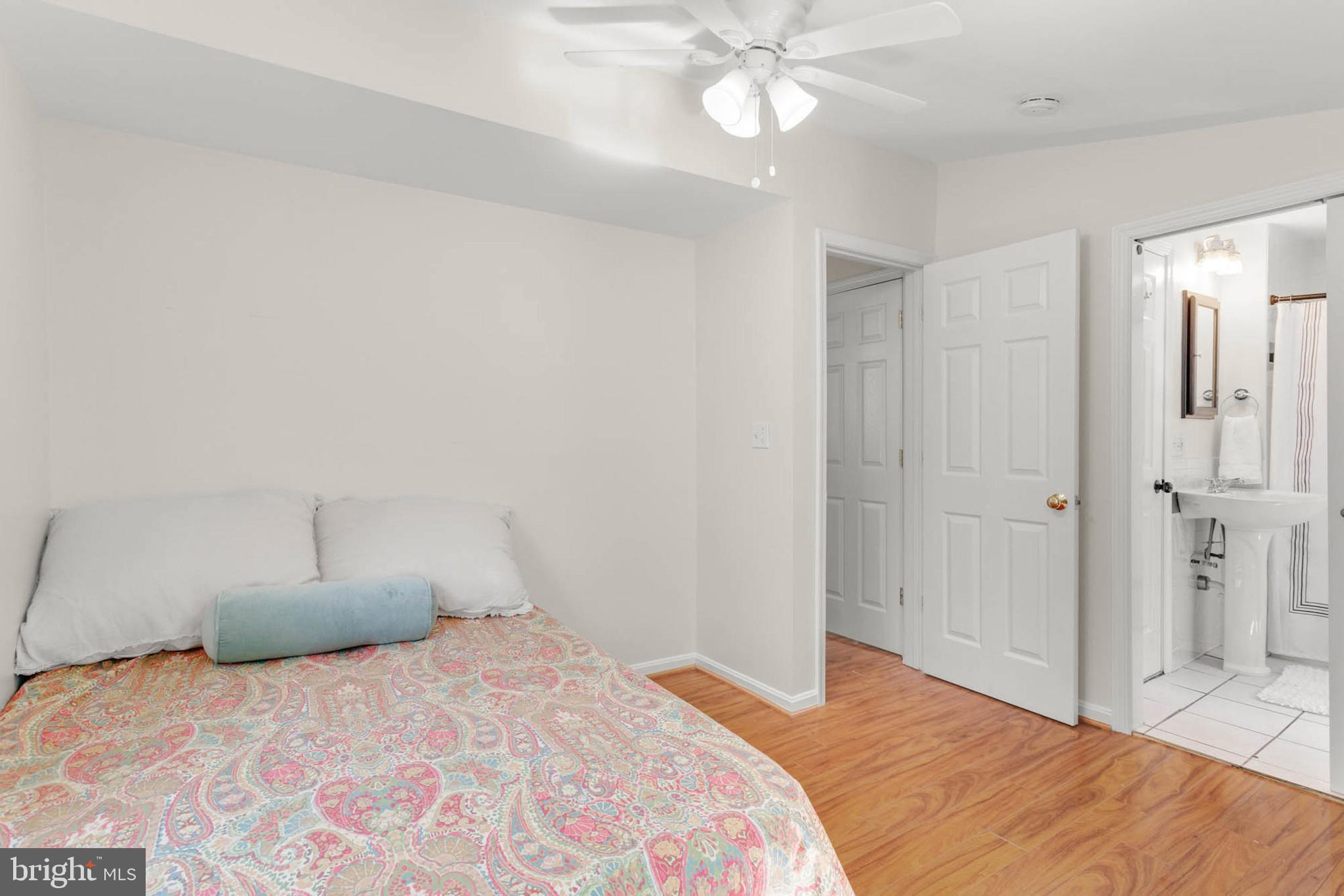 WOODLAND BEACH - Residential