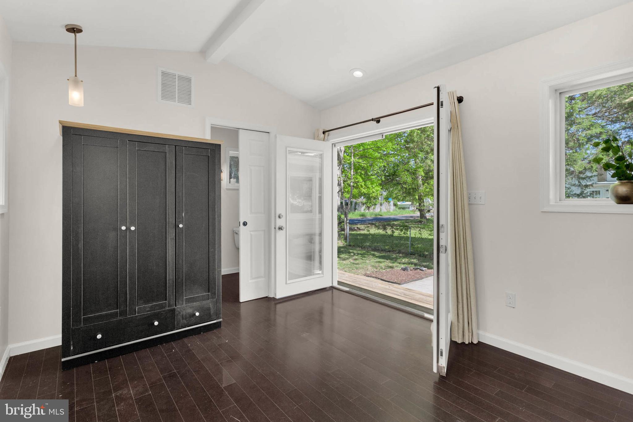 WOODLAND BEACH - Residential