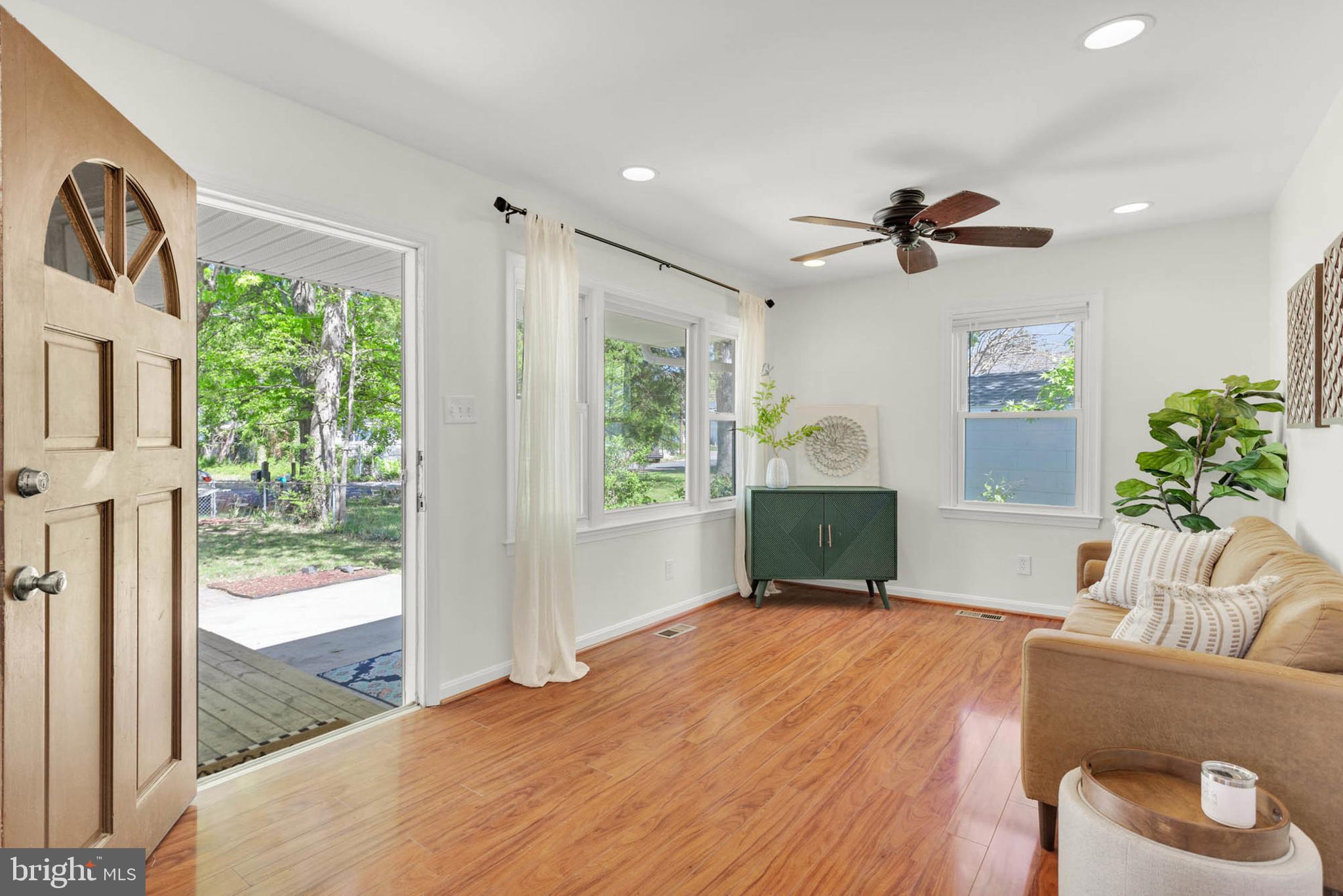 WOODLAND BEACH - Residential