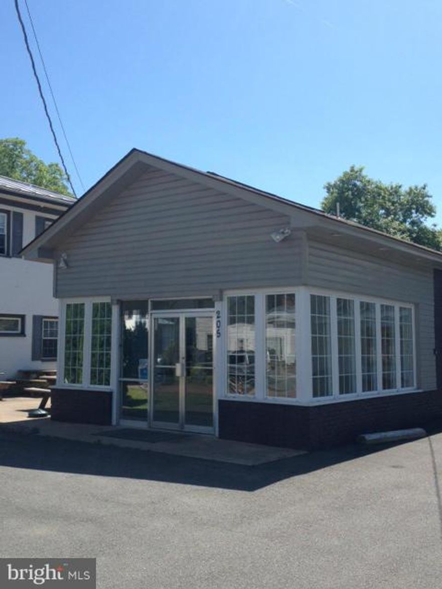 It's time! That business you've been wanting to open now can have the perfect location on Main Street! High visibility, off street parking and affordable rent! Great for office, retail, deli, coffee shop, ice cream, bakery, or specialty shop.