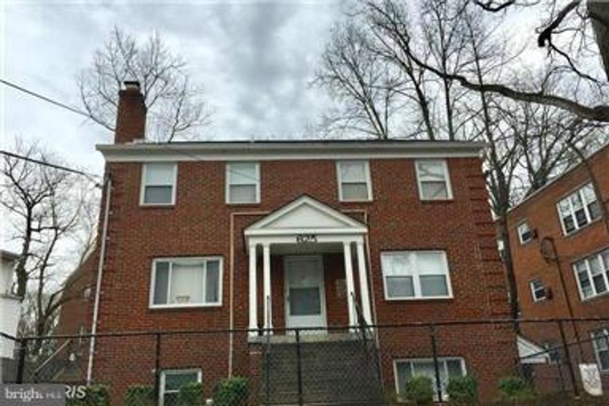 NEW ROOF IN 2016!!  This 3 level, 3 unit multi-family property boasts 5 bedrooms, 3 full baths, 3 kitchens, 5 parking spaces, laundry room with coin operated laundromat. Unit 1- 1 bedroom, full bath, country kitchen combo. Unit 2- 2 bedrooms, 1 full bath, living rm/dining rm/kitchen. Unit 3- 2 bedrooms, 1 full bath, living rm/dining rm/kitchen.  "AS-IS"  48 HR NOTICE REQUIRED. See also MC9881115