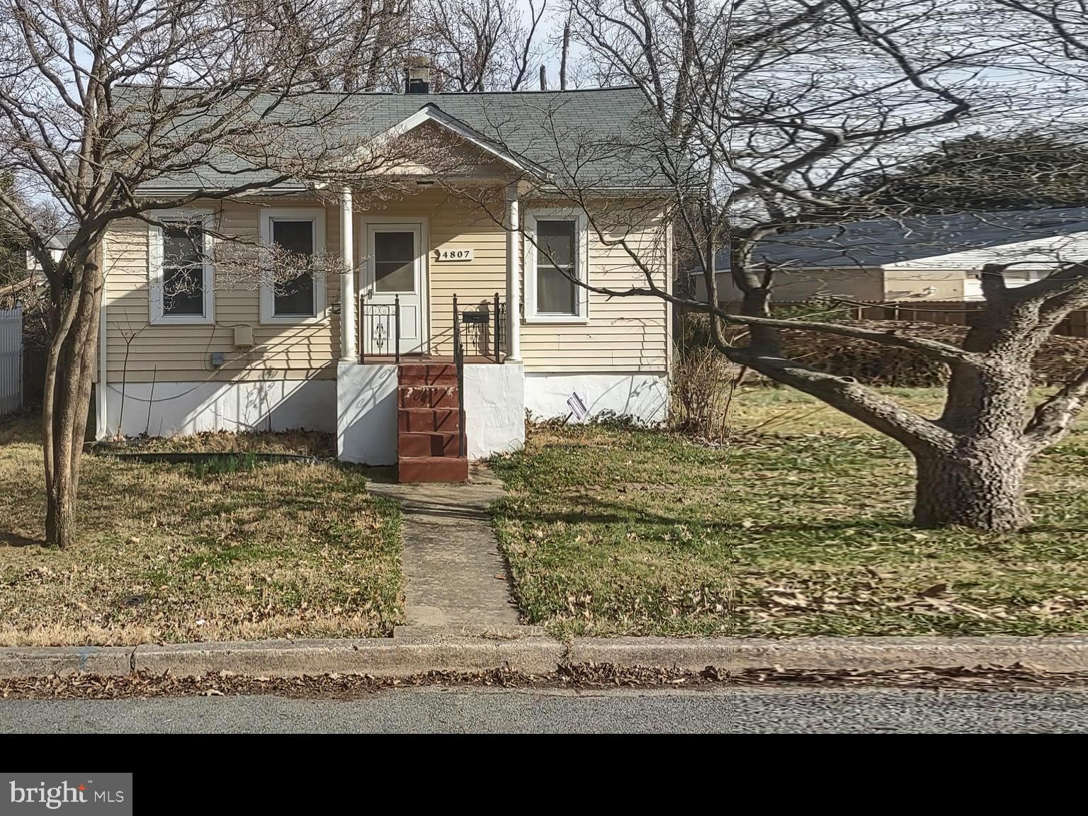 This lovely home has beautiful hardwood flooring, a clean spacious eat-in kitchen with stainless steel appliances, sundrenched with natural light, it showcases 9-foot ceilings and a recently installed new roof also you'll have a captivating yard to host wonderful events with family and friends. Extremely convenient for shopping and has easy access to major highways. Hurry!