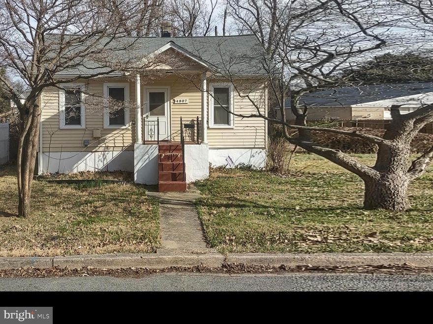 This lovely home has beautiful hardwood flooring, a clean spacious eat-in kitchen with stainless steel appliances, sundrenched with natural light,  it showcases 9-foot ceilings and a recently installed new roof also you'll have a captivating yard to host wonderful events with family and friends.  Extremely convenient for shopping and has easy access to major highways.  Hurry!