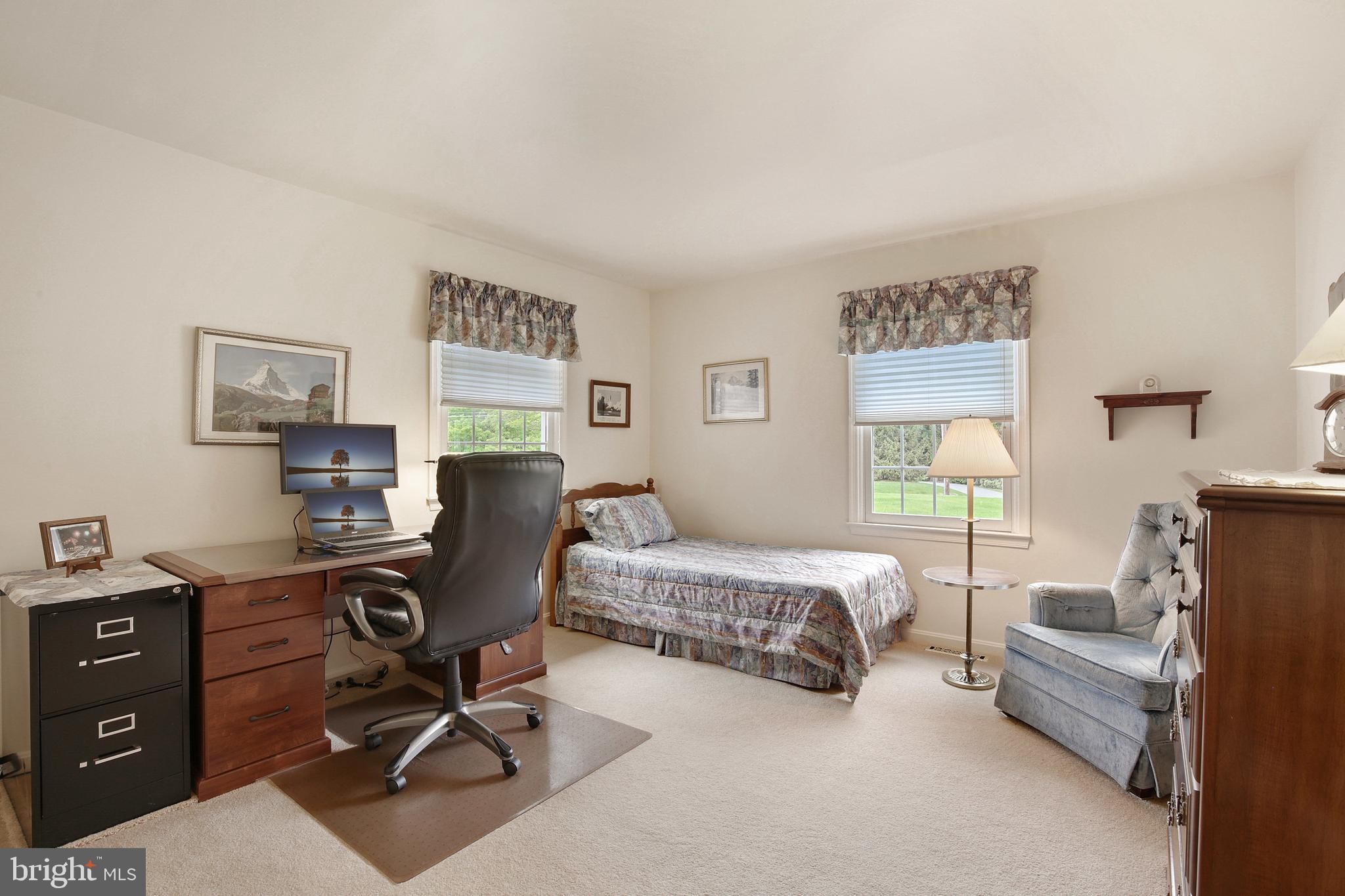 WHITE HALL - Residential