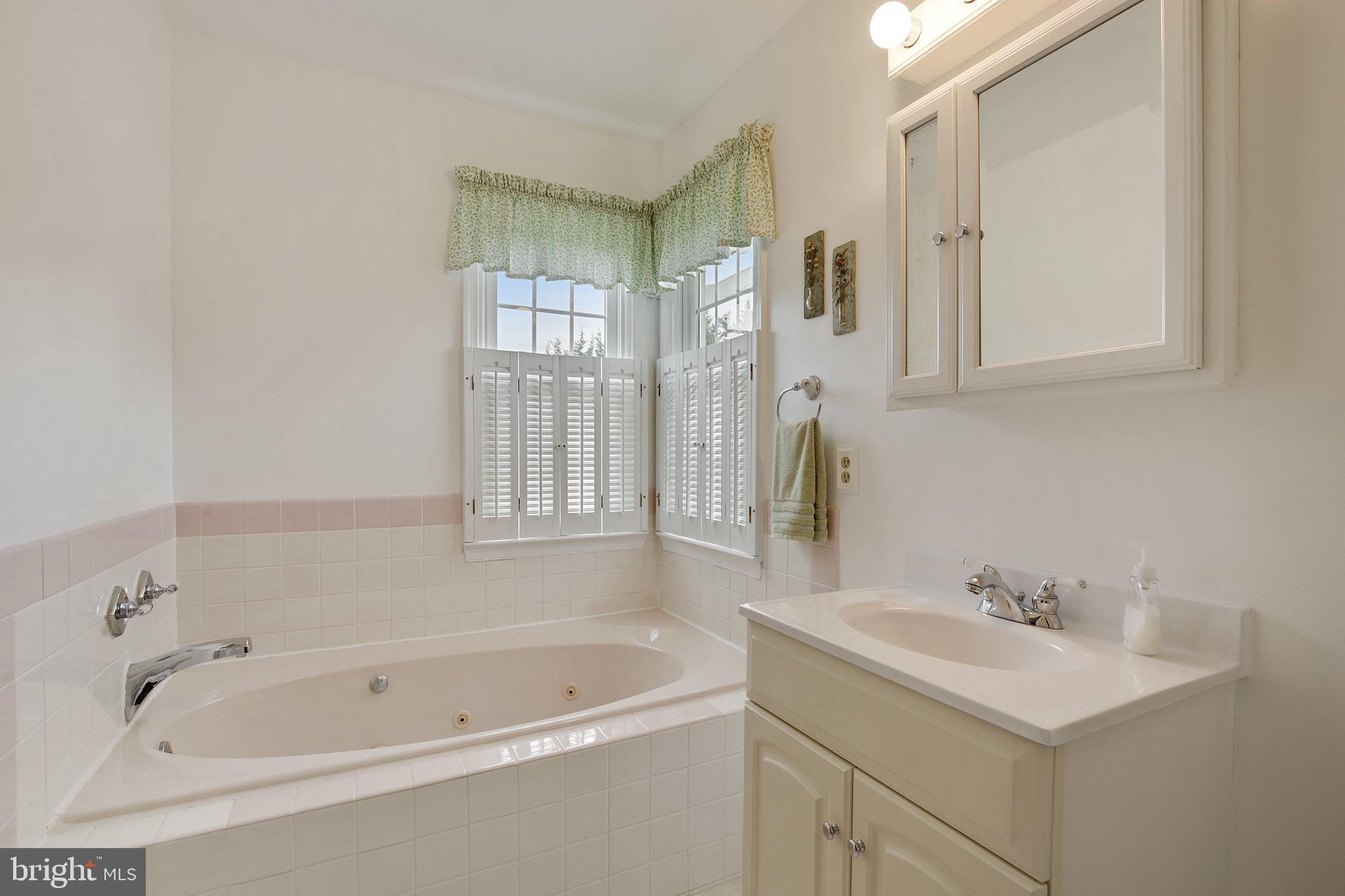 WHITE HALL - Residential