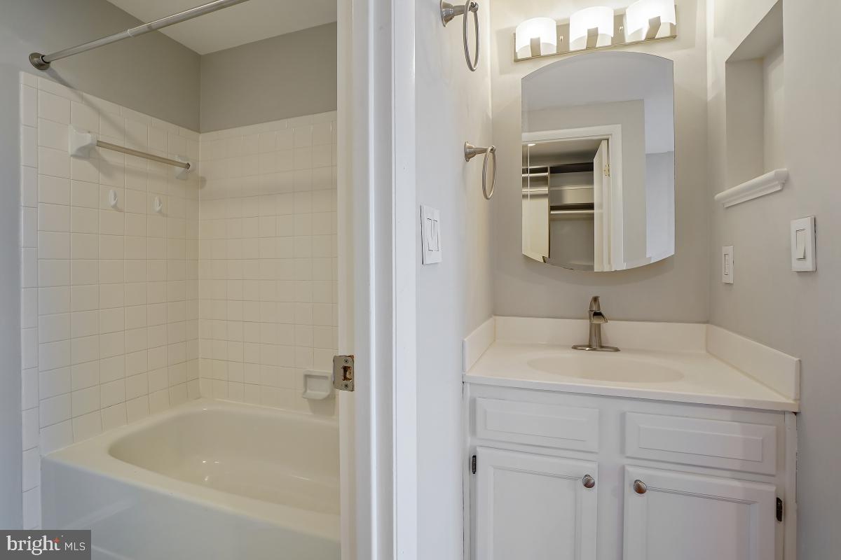 FARMINGDALE - Residential Lease